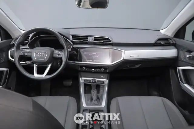 Audi Q3 view 10
