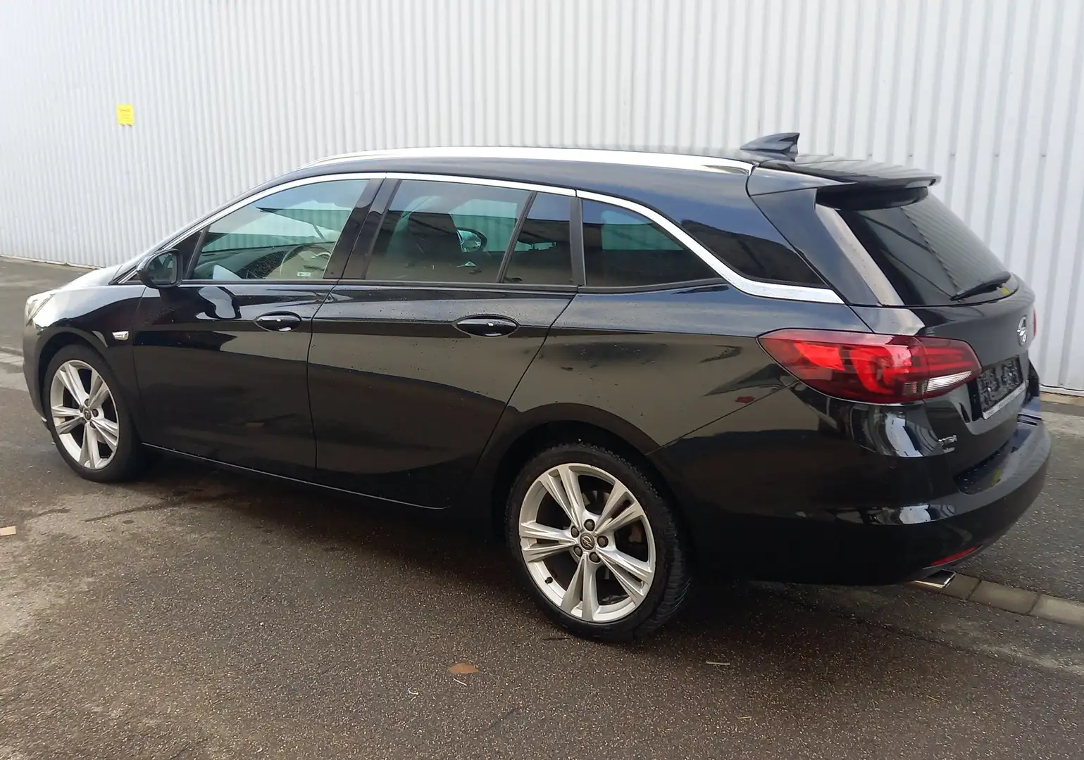 Opel Astra Sports Tourer Innovation Schwarz - 2