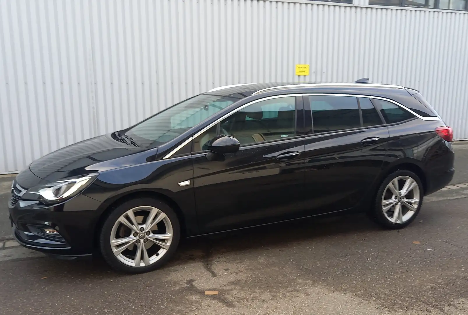 Opel Astra Sports Tourer Innovation Schwarz - 1