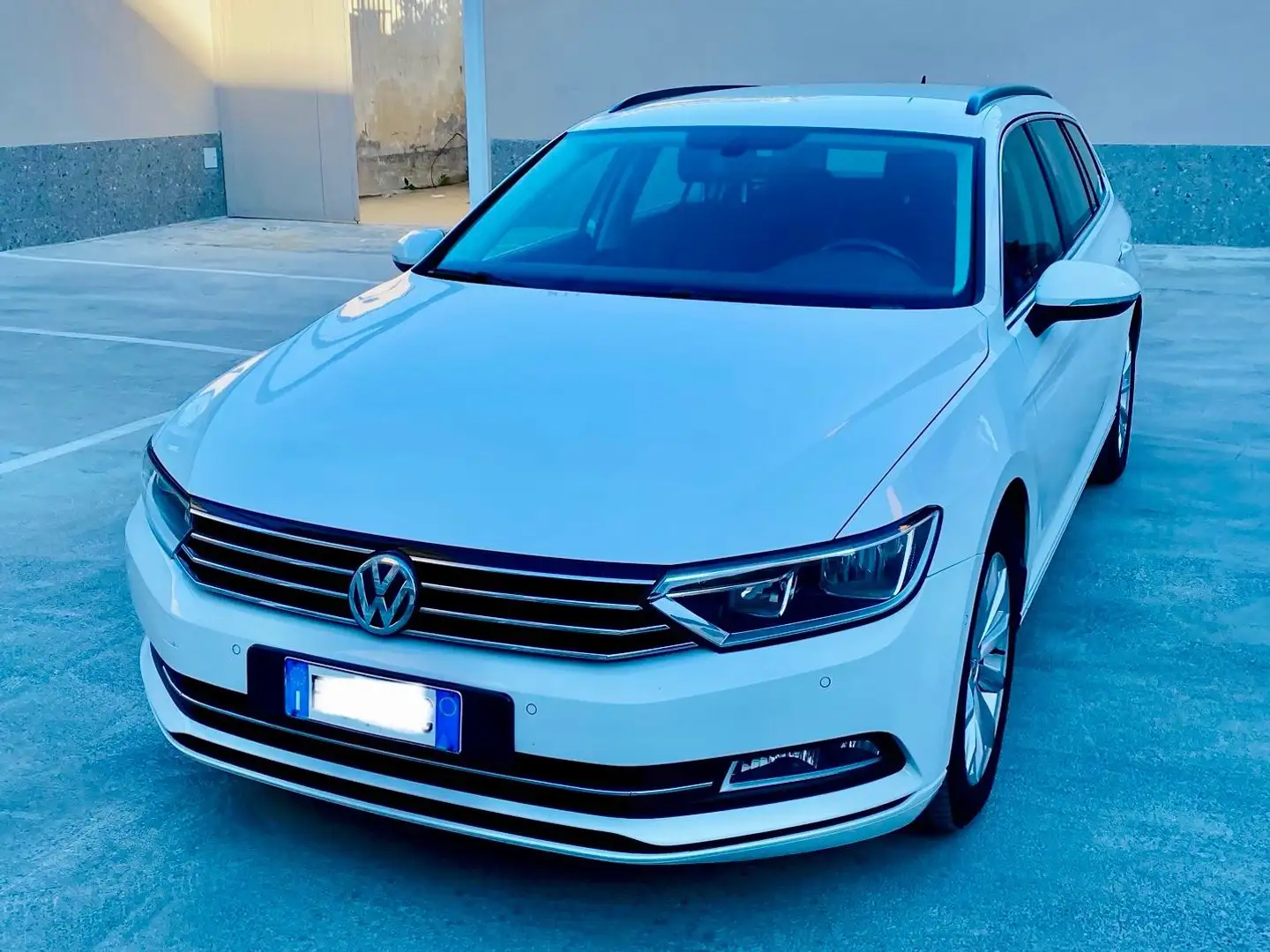 Volkswagen Passat Variant Passat VIII 2015 Variant 1.6tdi Business 120cv dsg Bianco - 1