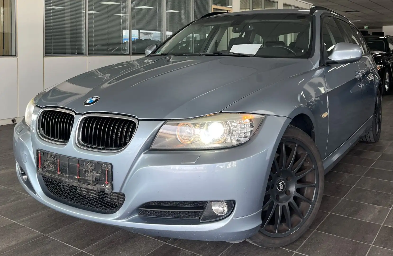 BMW 320 d Touring XENON PDC AHK NAVI SPORTSITZE 2.HD Modrá - 1