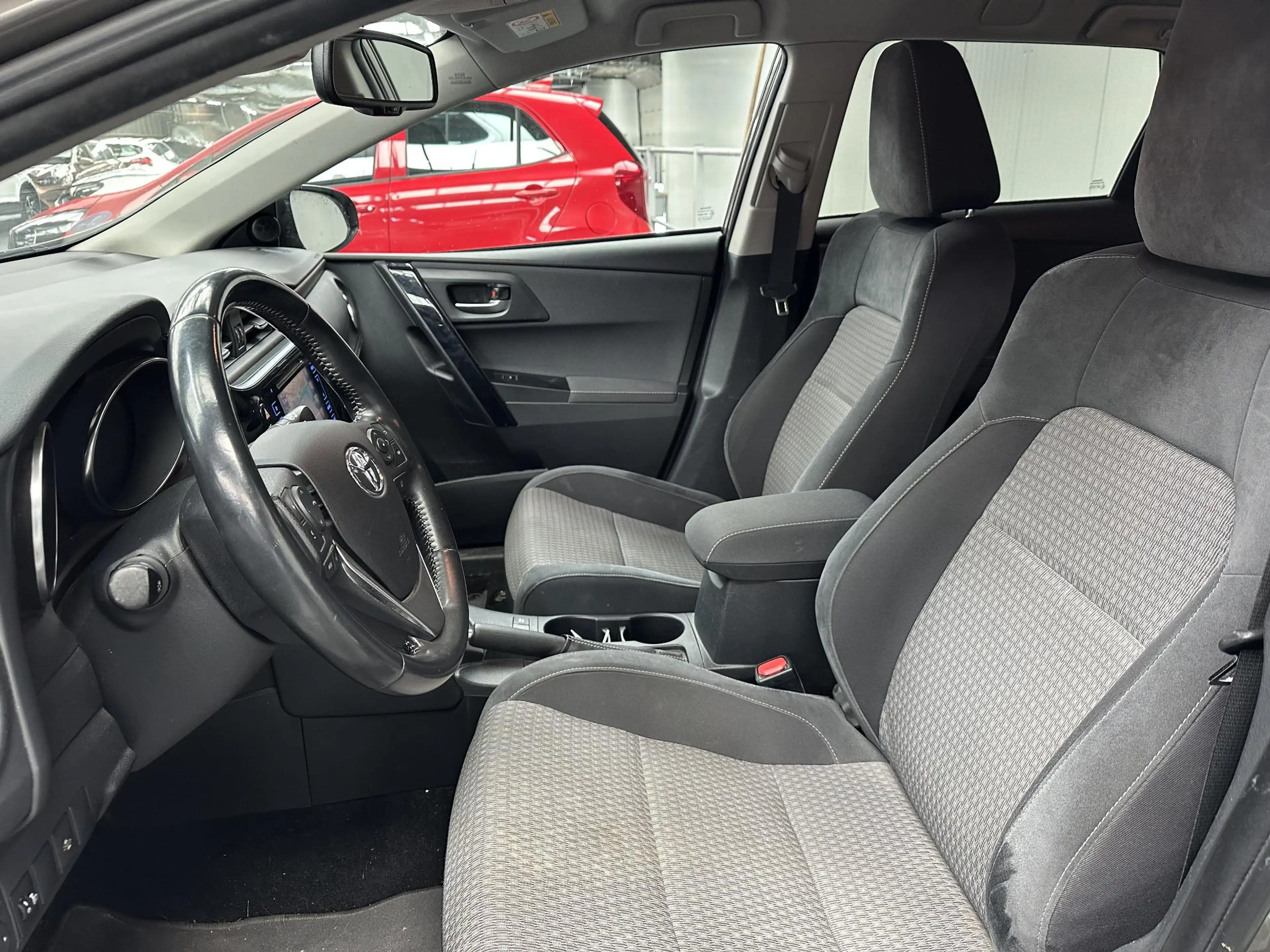 Toyota Auris 1.8 Hybrid Dynamic — photo 2