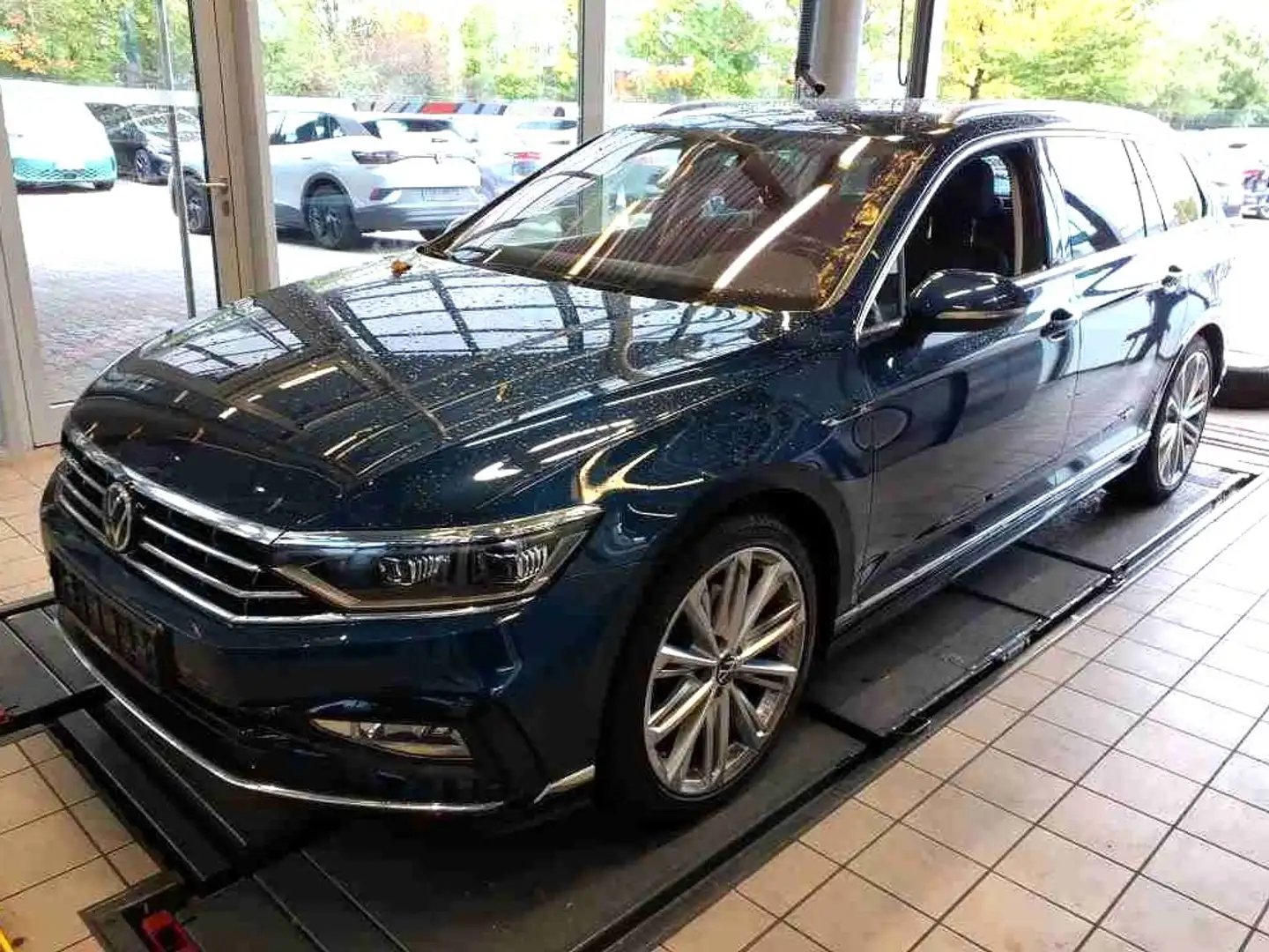 Volkswagen Passat Var. 2.0 TDI Eleg. DSG R-Line*Pano*StHz*19 Blau - 2