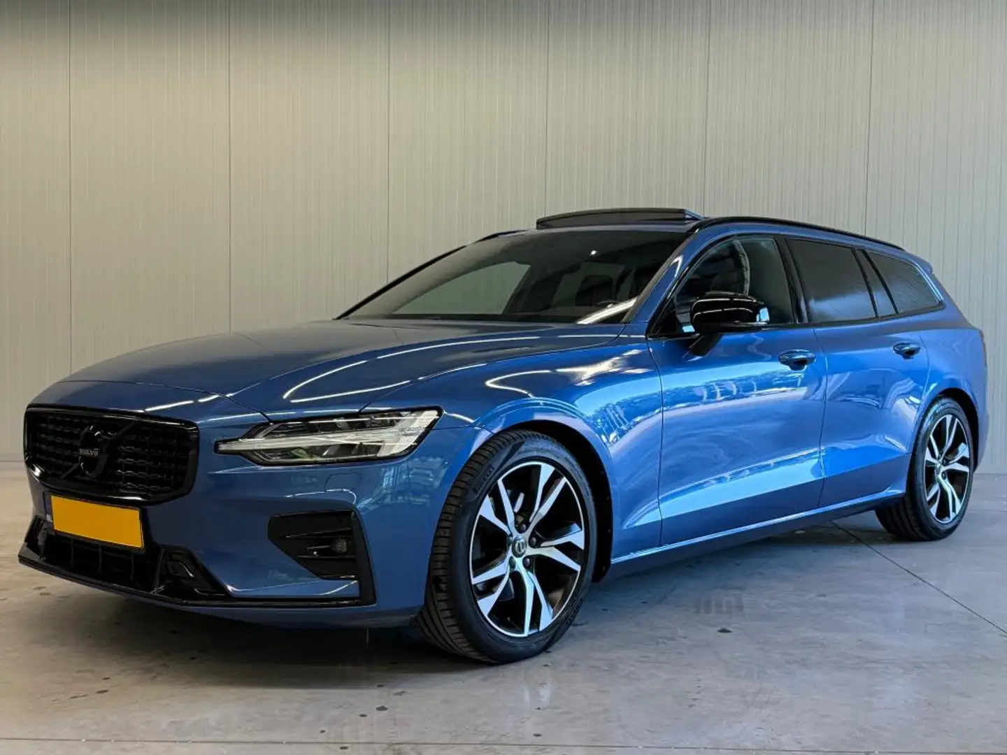 Volvo V60 2.0 T4 R-Design|Pano|H&K|ACC|Blis| Blauw - 1