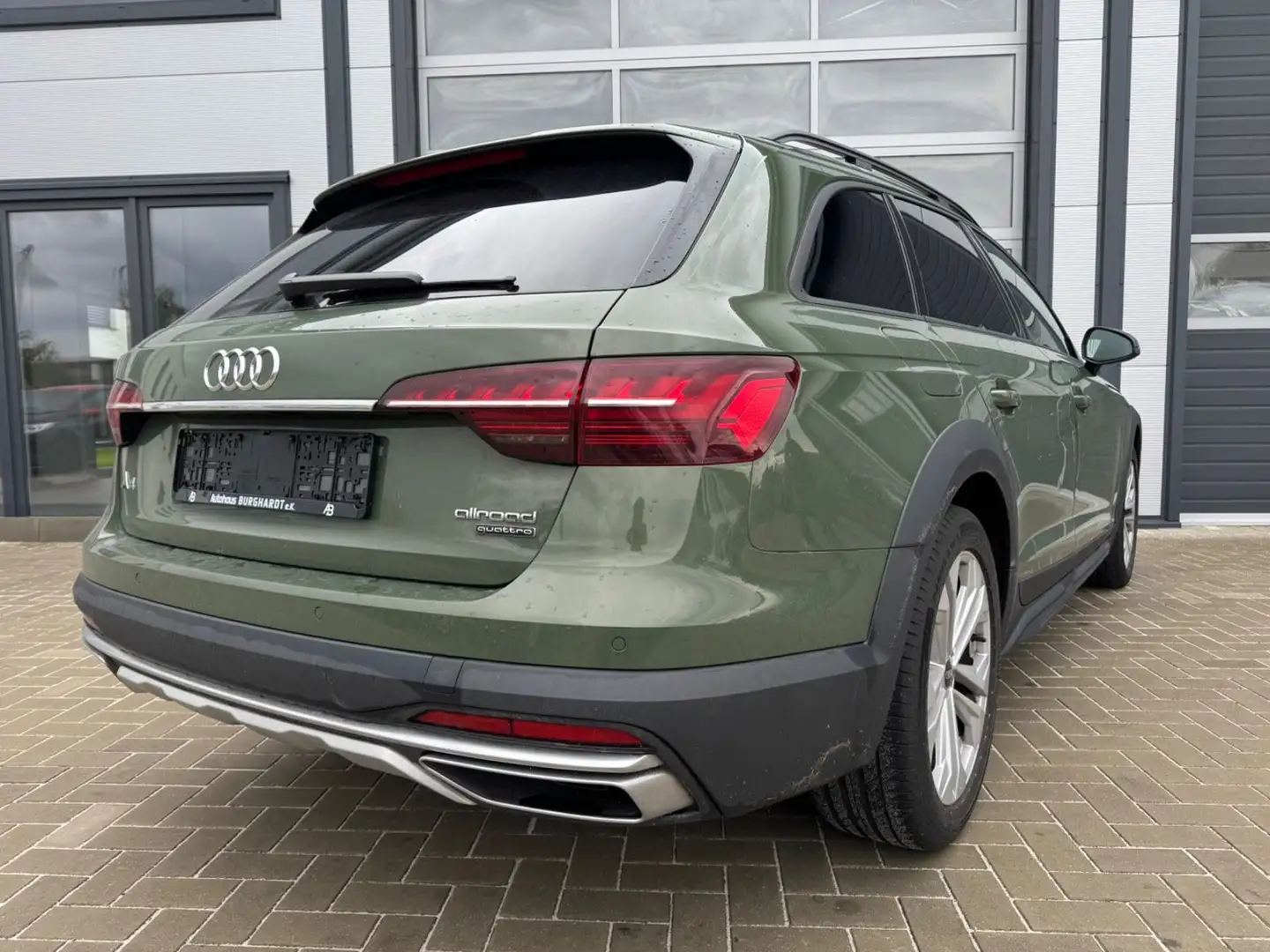 Audi A4 allroad quattro 45 TFSI Business LED PANO MMI Groen - 2