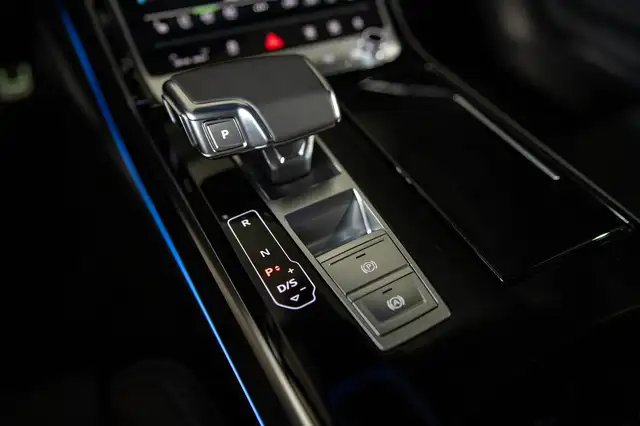 Audi A8 view 26