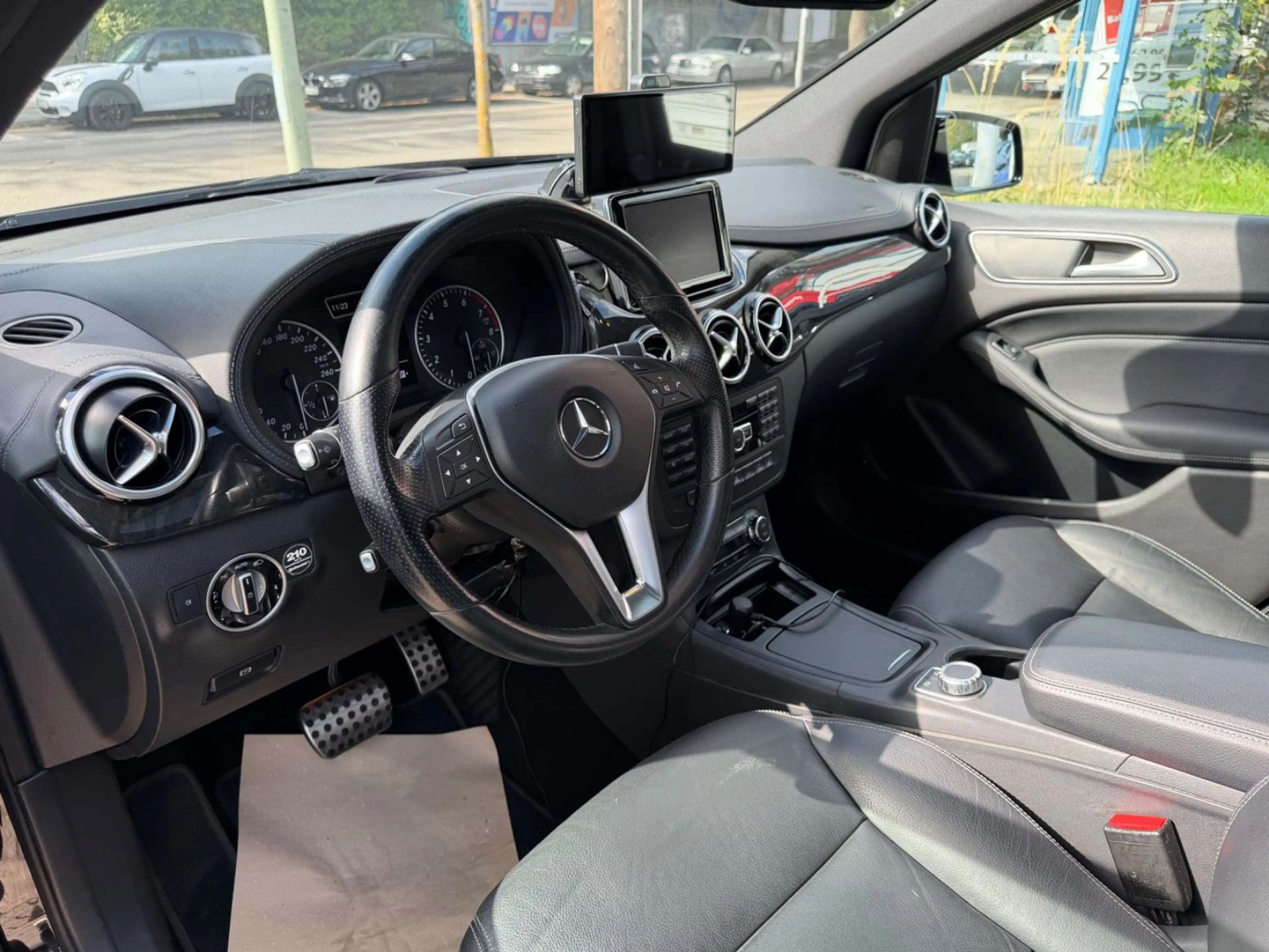 Mercedes-Benz B 200 *Leder*Pano*Kamera* — photo 11