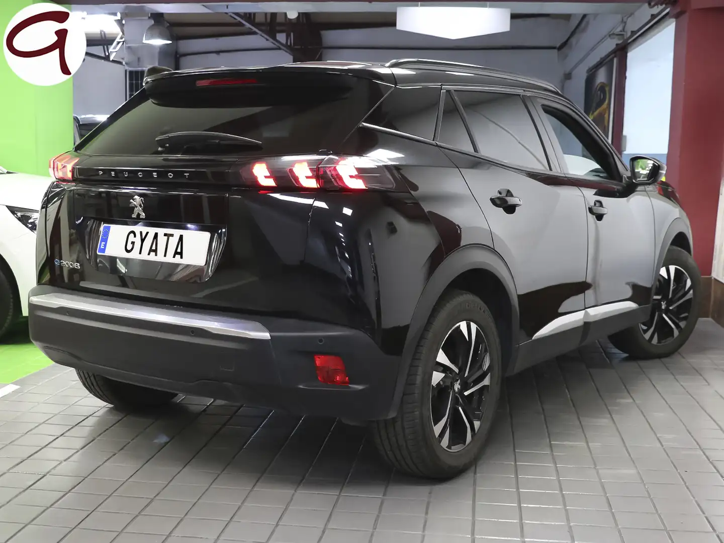 Peugeot 2008 Allure Pack Eléctrico 100kW Negro - 2
