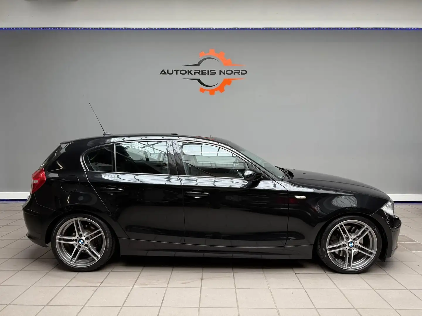 BMW 123 d Lim. +HU NEU+SHD+XENON+PDC+SHZ+ Schwarz - 2