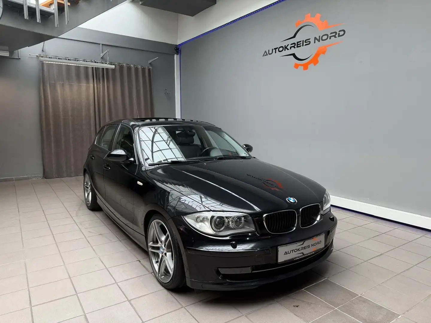 BMW 123 d Lim. +HU NEU+SHD+XENON+PDC+SHZ+ Schwarz - 1