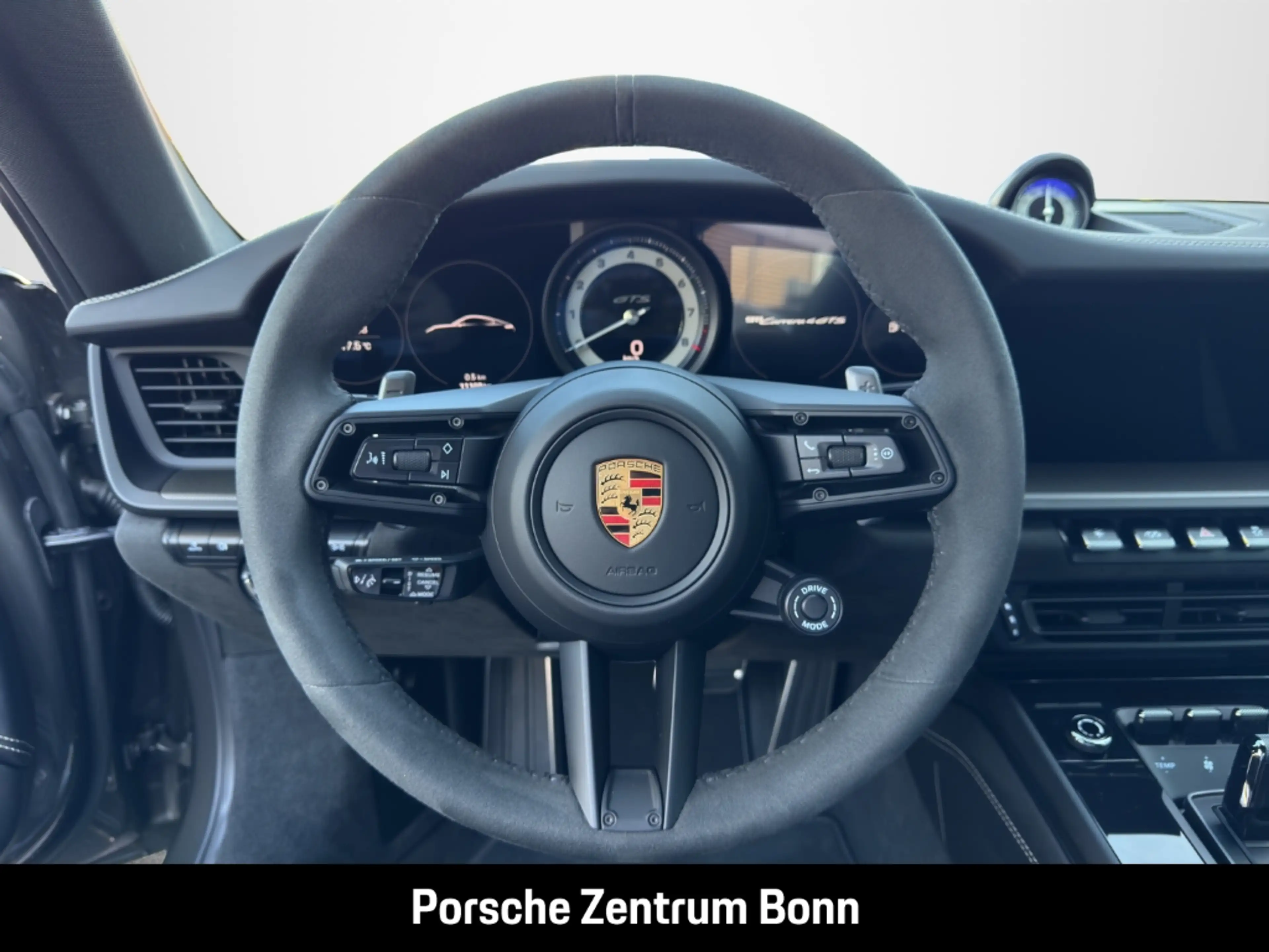 Porsche 992 (911) Carrera 4 GTS — photo 10