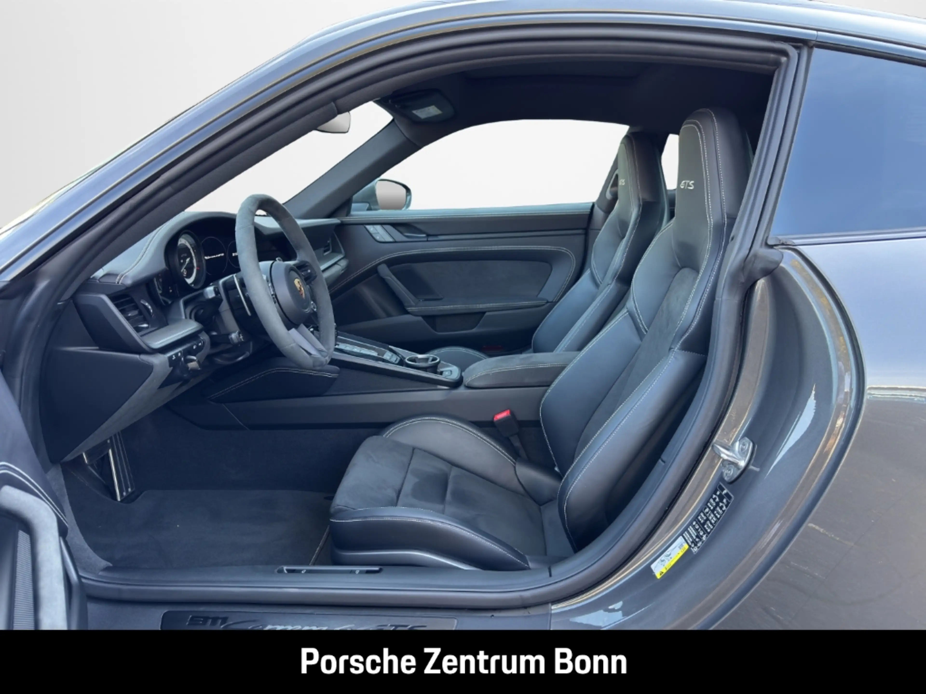 Porsche 992 (911) Carrera 4 GTS — photo 9
