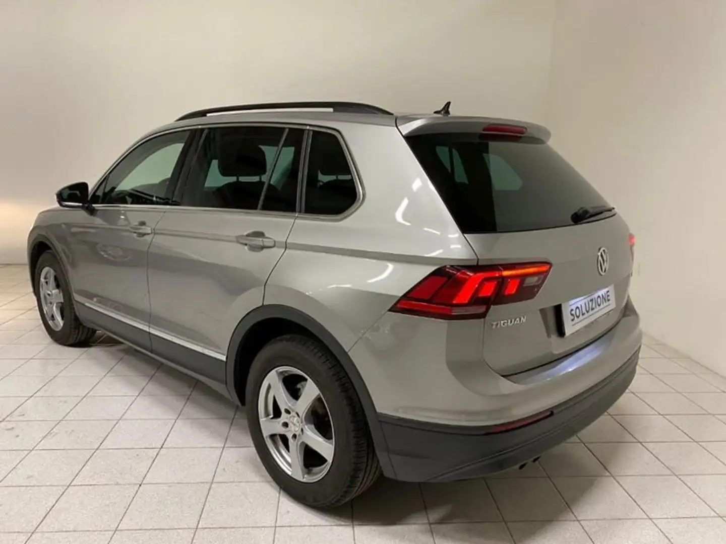 Volkswagen Tiguan 2.0 TDI SCR DSG Style BlueMotion Technology Grijs - 2