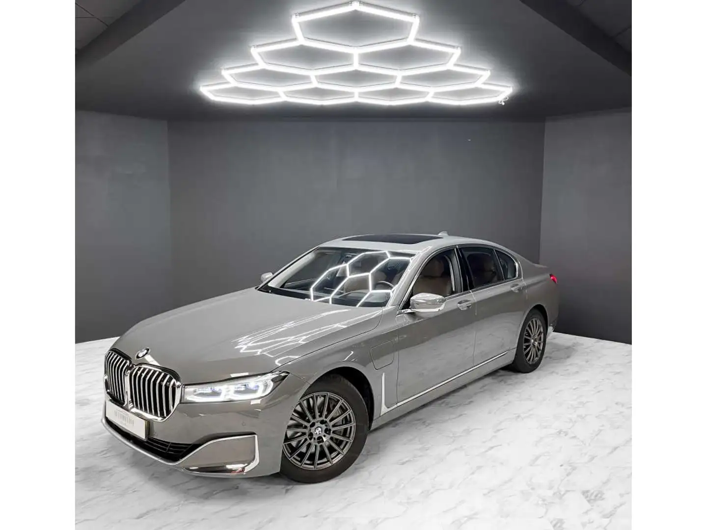 BMW 745 745e / MASSAGE / CAM 360 / SOFT CLOSE / REAR EXPER Grijs - 1