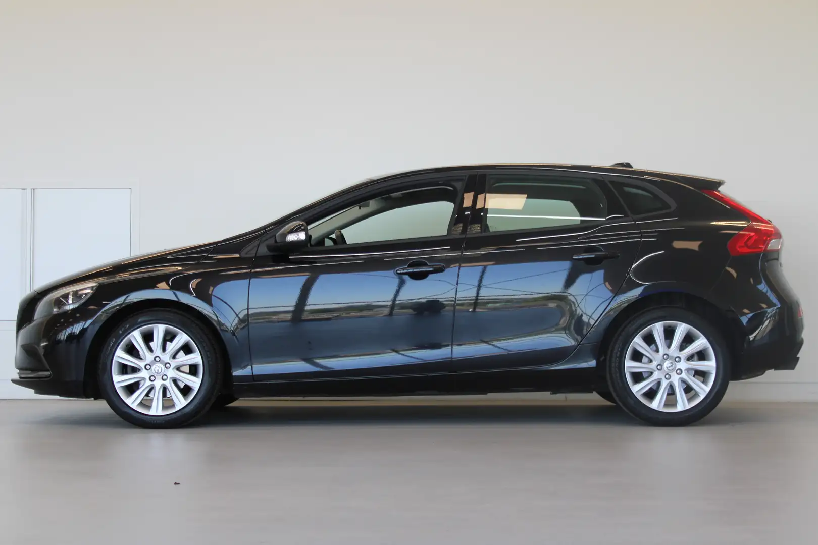 Volvo V40 T2 120PK Kinetic | Park Assist Achter | Cruise Con Schwarz - 2