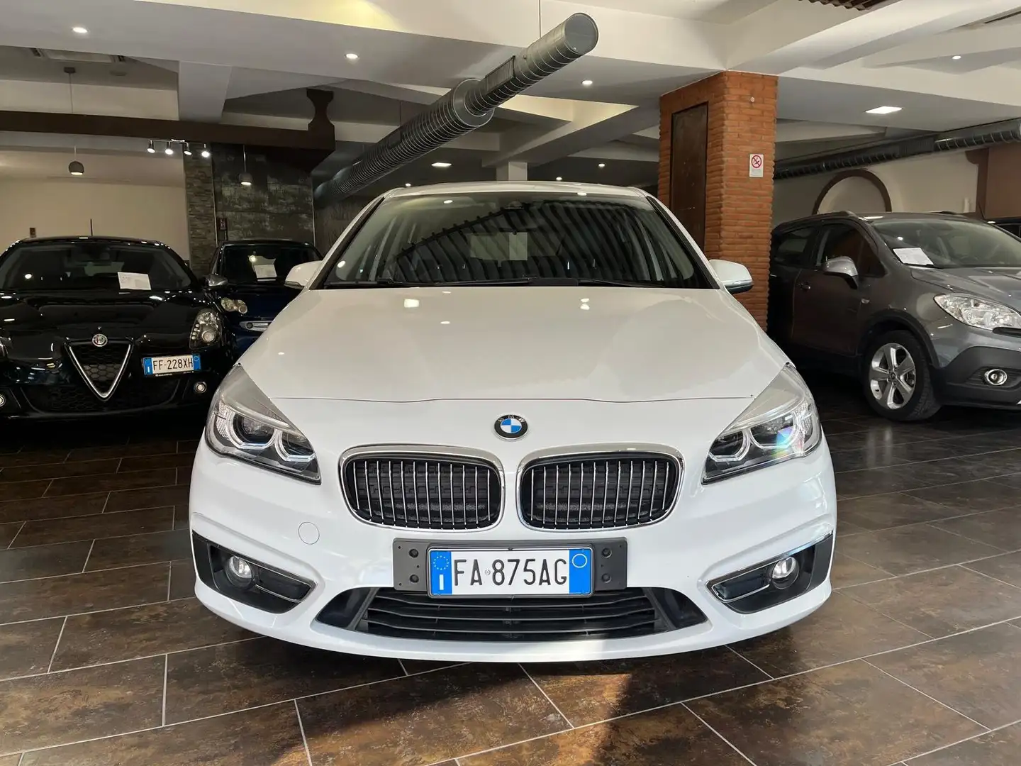 BMW 220 220i Active Tourer Luxury auto Bianco - 2