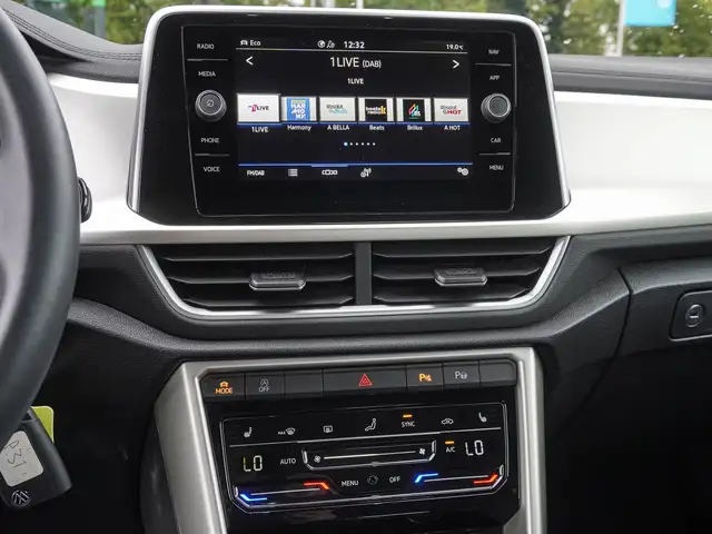 Volkswagen T-Roc view 11