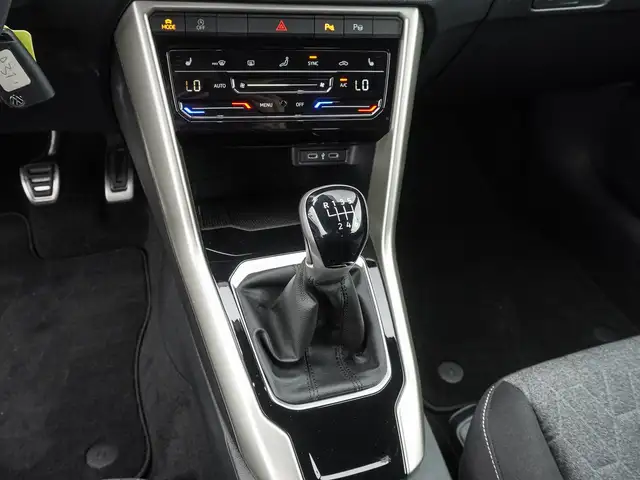 Volkswagen T-Roc view 12
