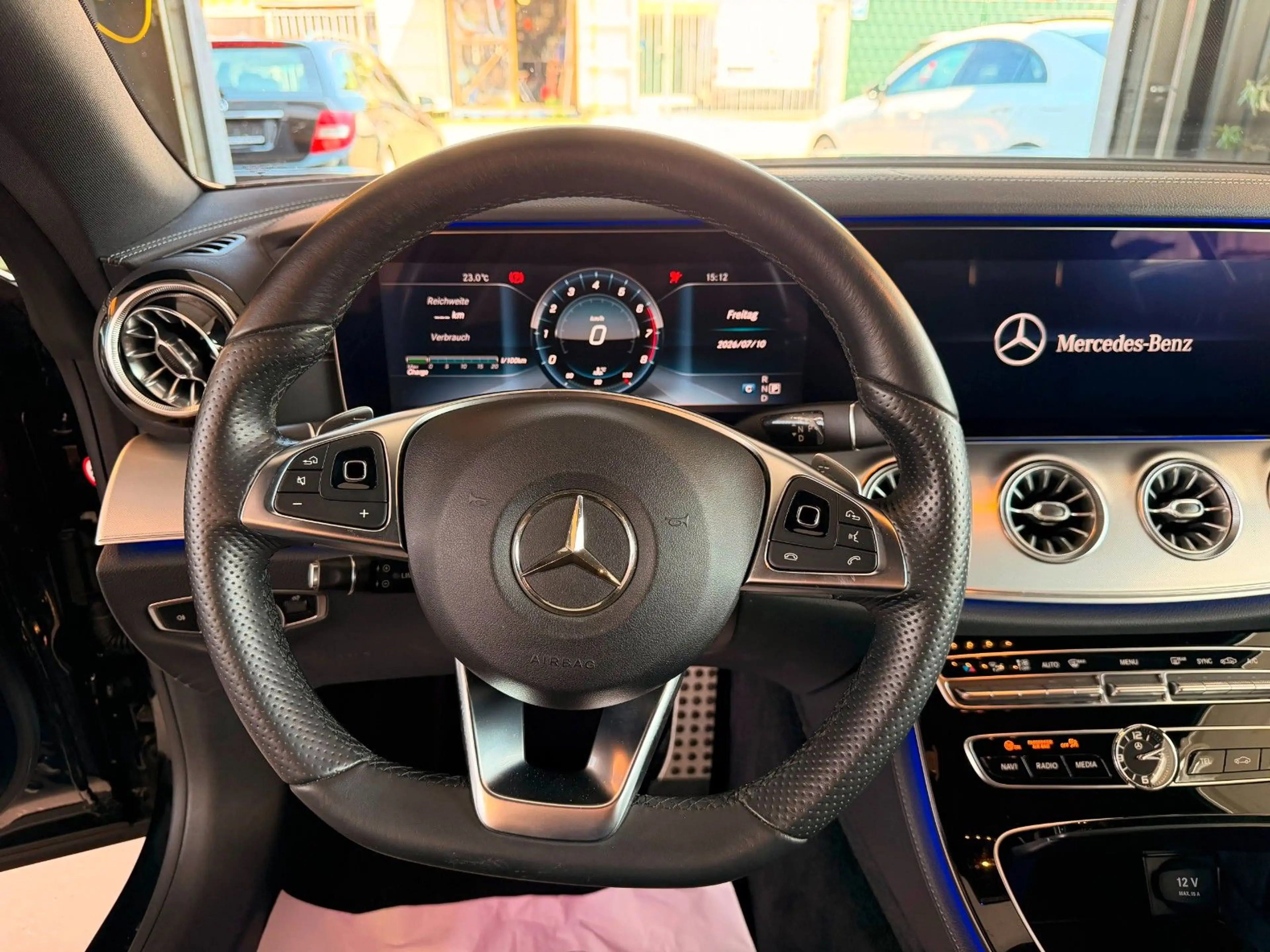 Mercedes-Benz E 200 Cpe 2x AMG*Pano*Comand*LED*Ambient*RFK*20" — photo 13