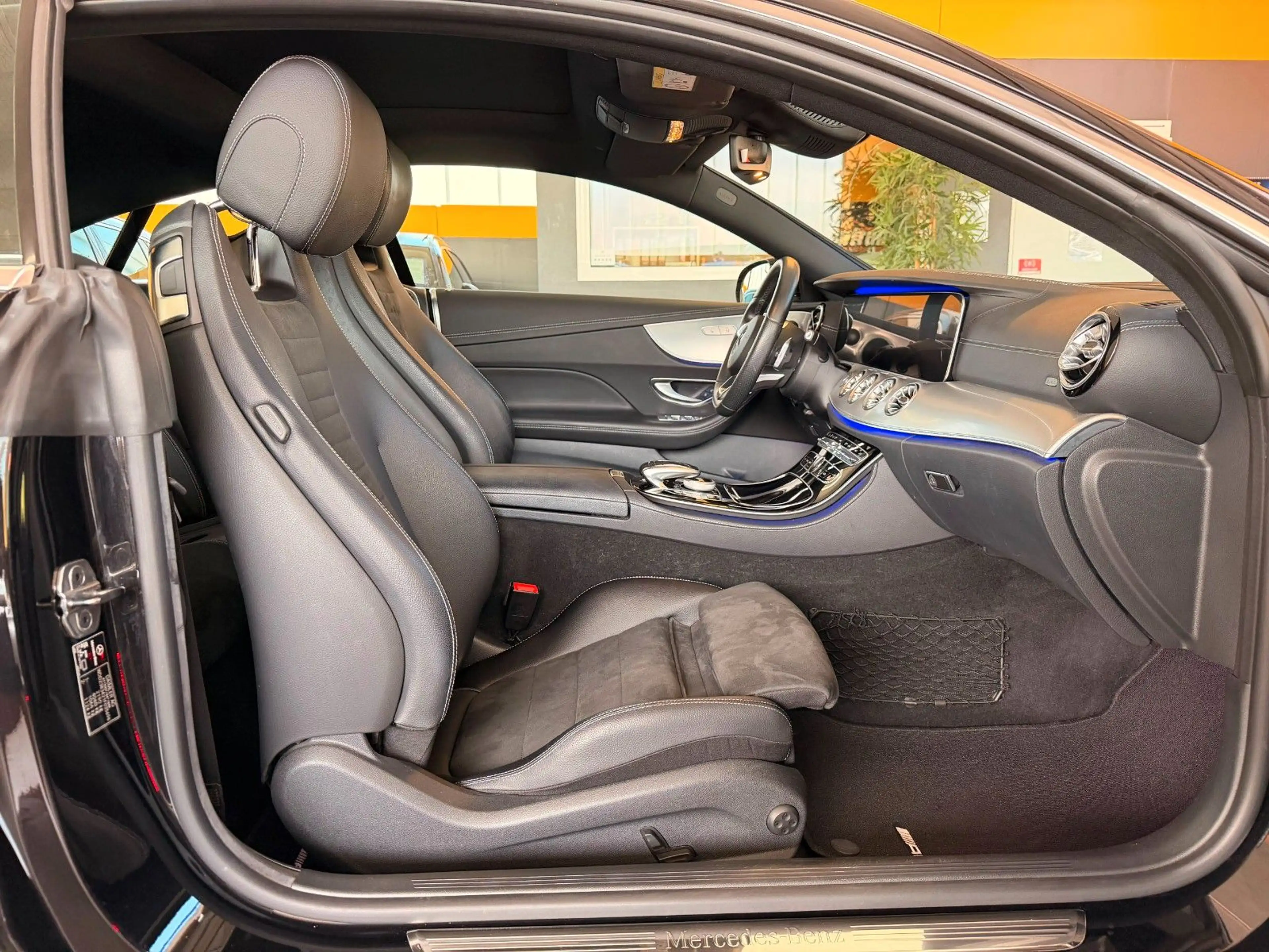 Mercedes-Benz E 200 Cpe 2x AMG*Pano*Comand*LED*Ambient*RFK*20" — photo 7