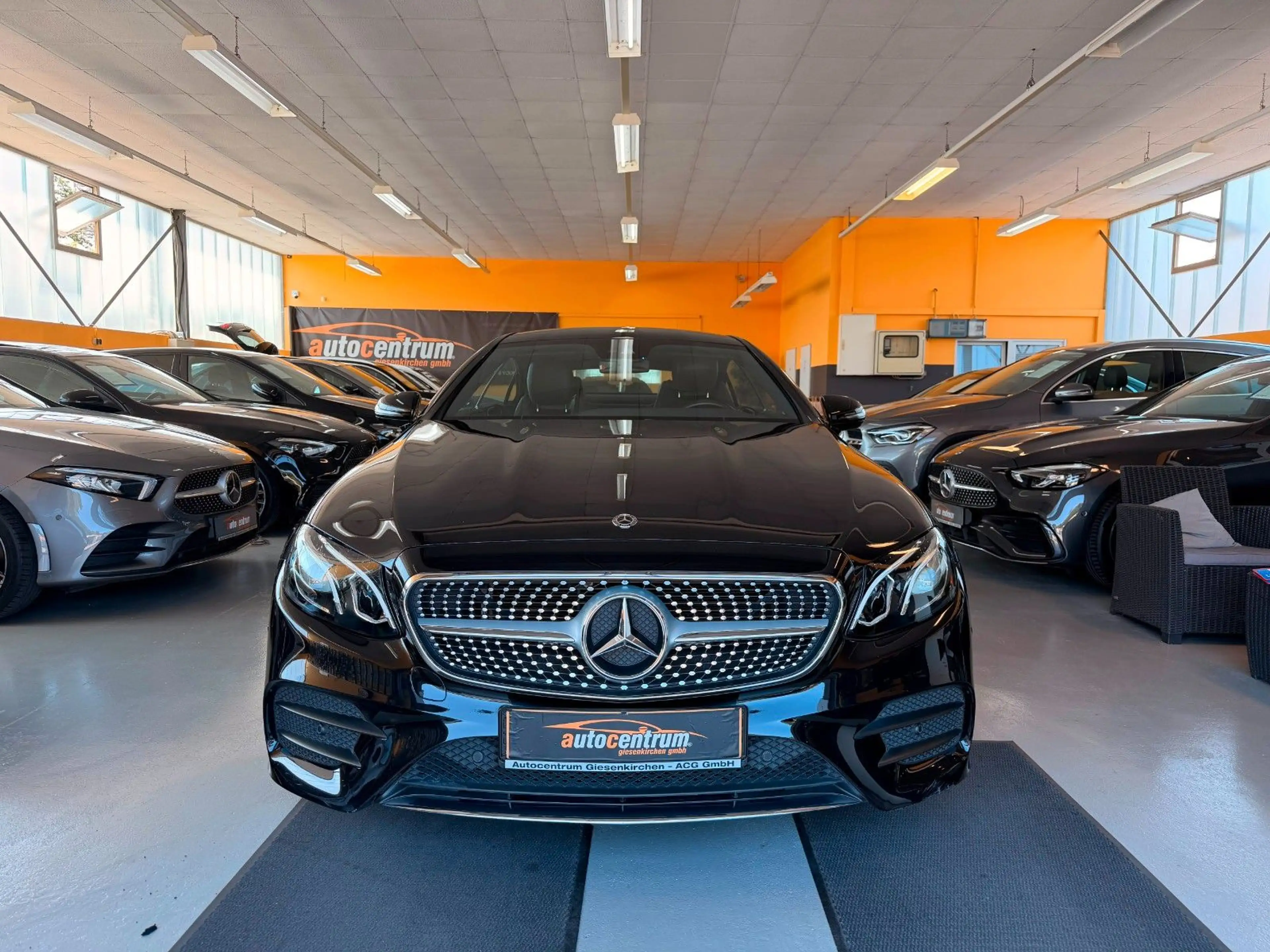 Mercedes-Benz E 200 Cpe 2x AMG*Pano*Comand*LED*Ambient*RFK*20" — photo 3