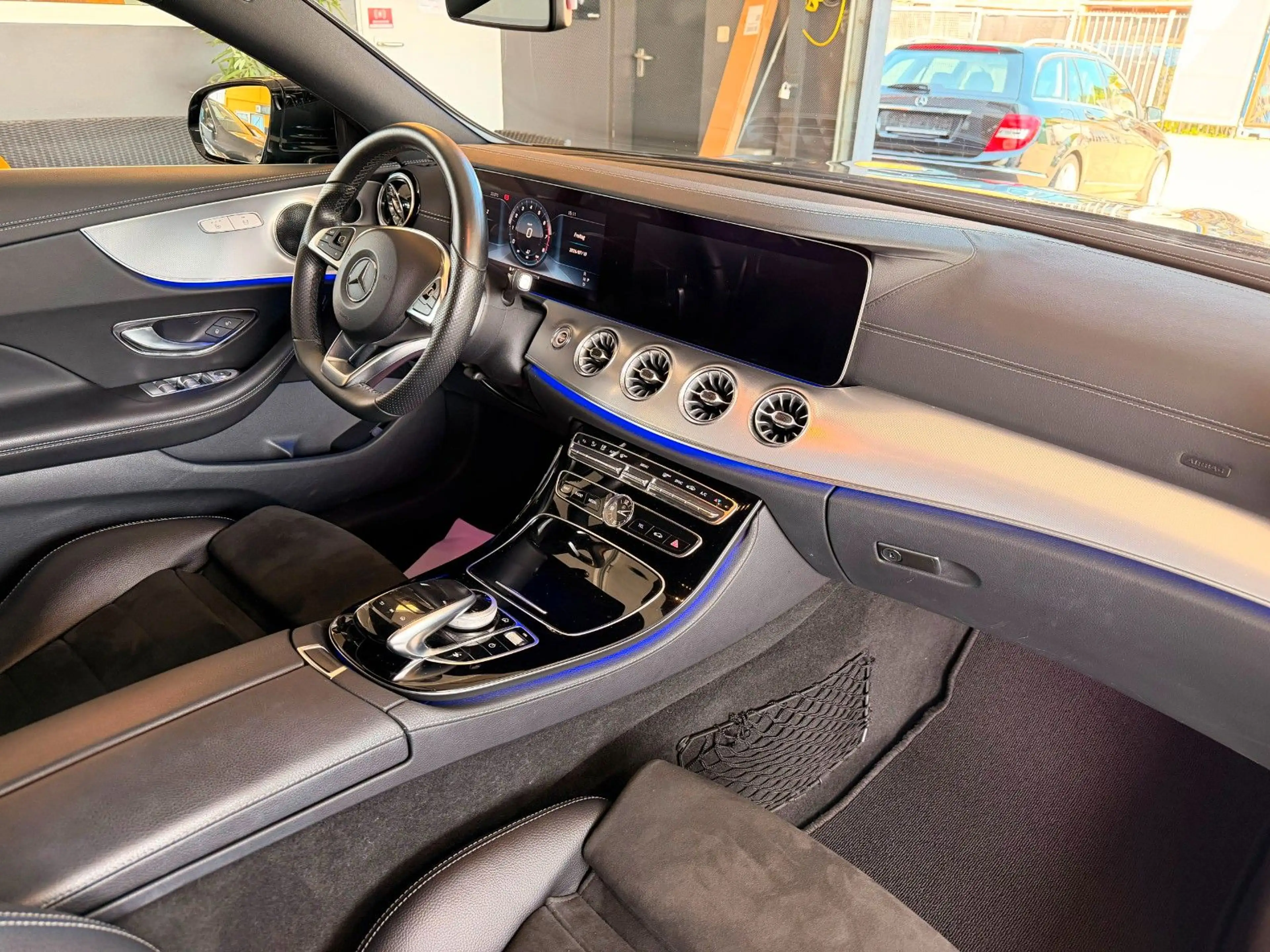 Mercedes-Benz E 200 Cpe 2x AMG*Pano*Comand*LED*Ambient*RFK*20" — photo 9
