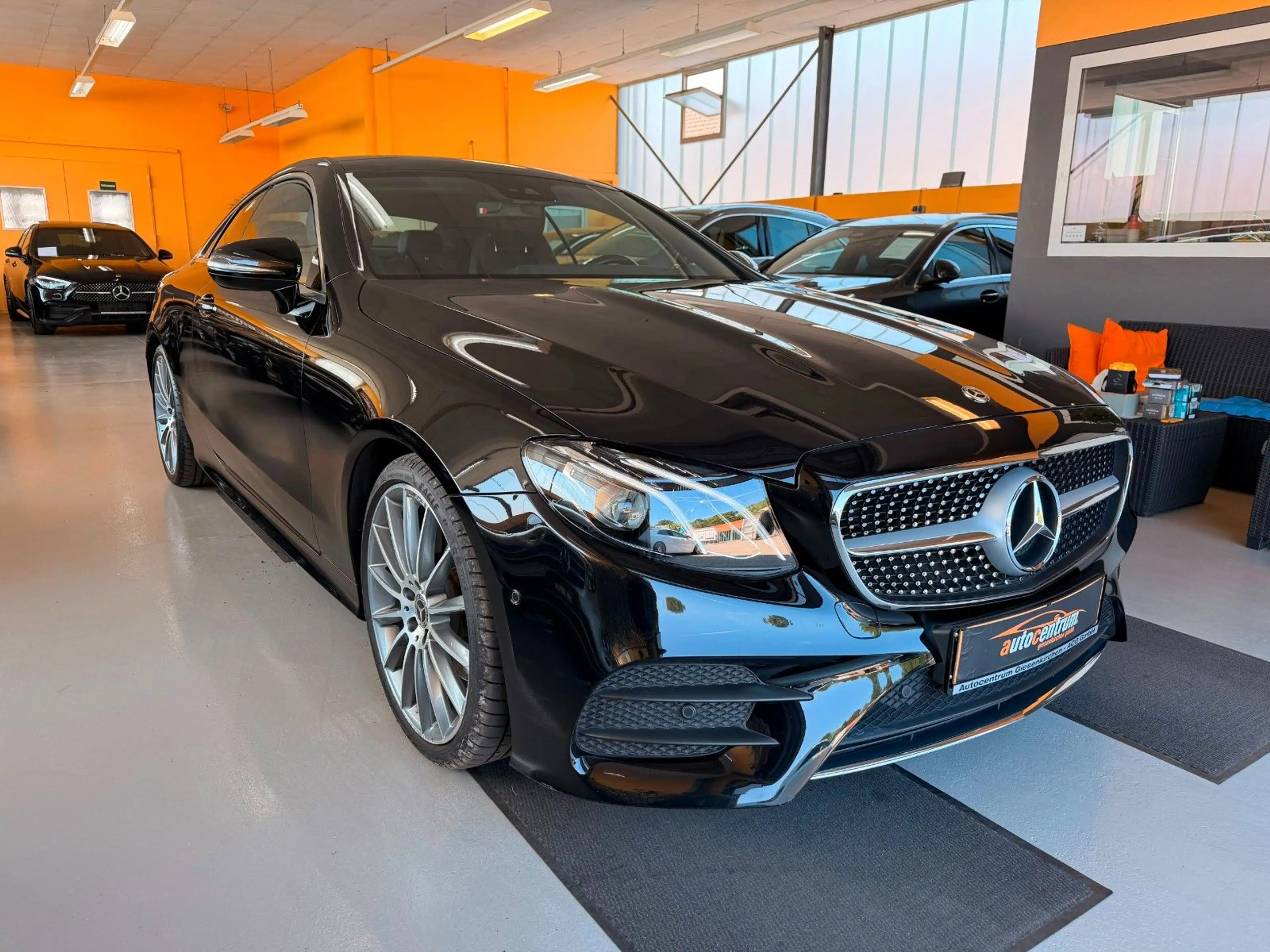 Mercedes-Benz E 200 Cpe 2x AMG*Pano*Comand*LED*Ambient*RFK*20" — photo 2