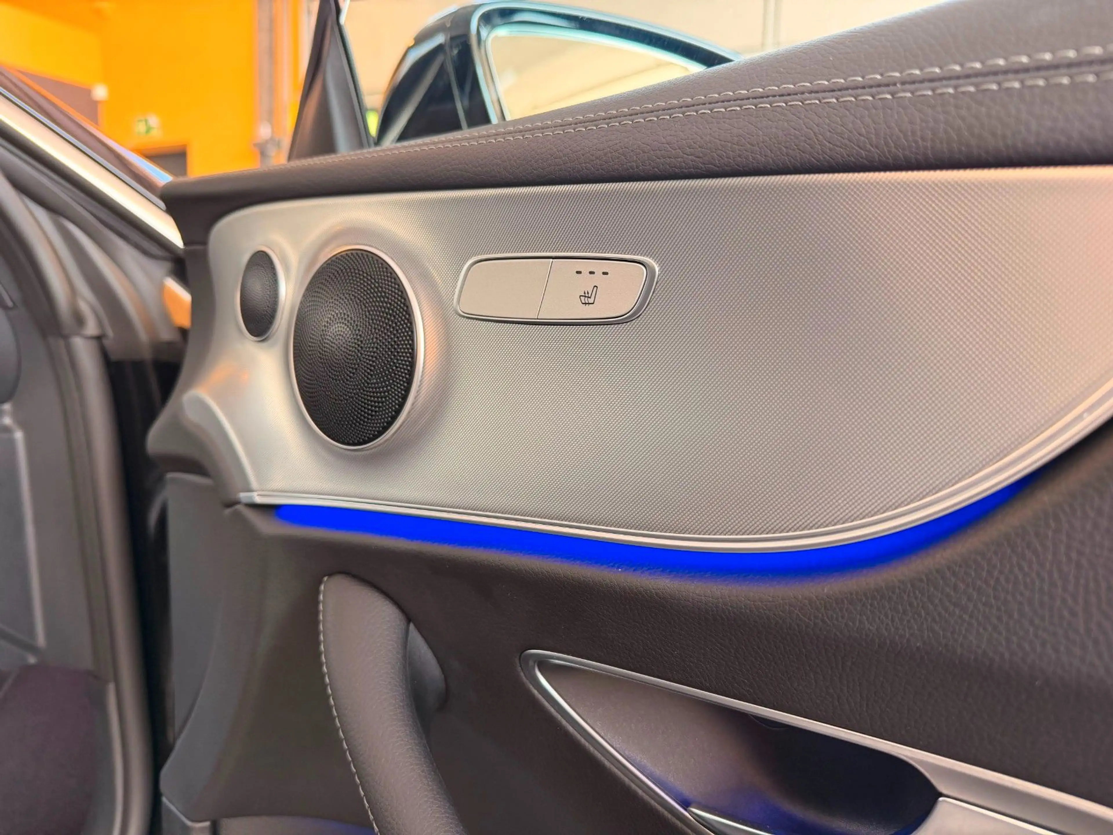 Mercedes-Benz E 200 Cpe 2x AMG*Pano*Comand*LED*Ambient*RFK*20" — photo 8