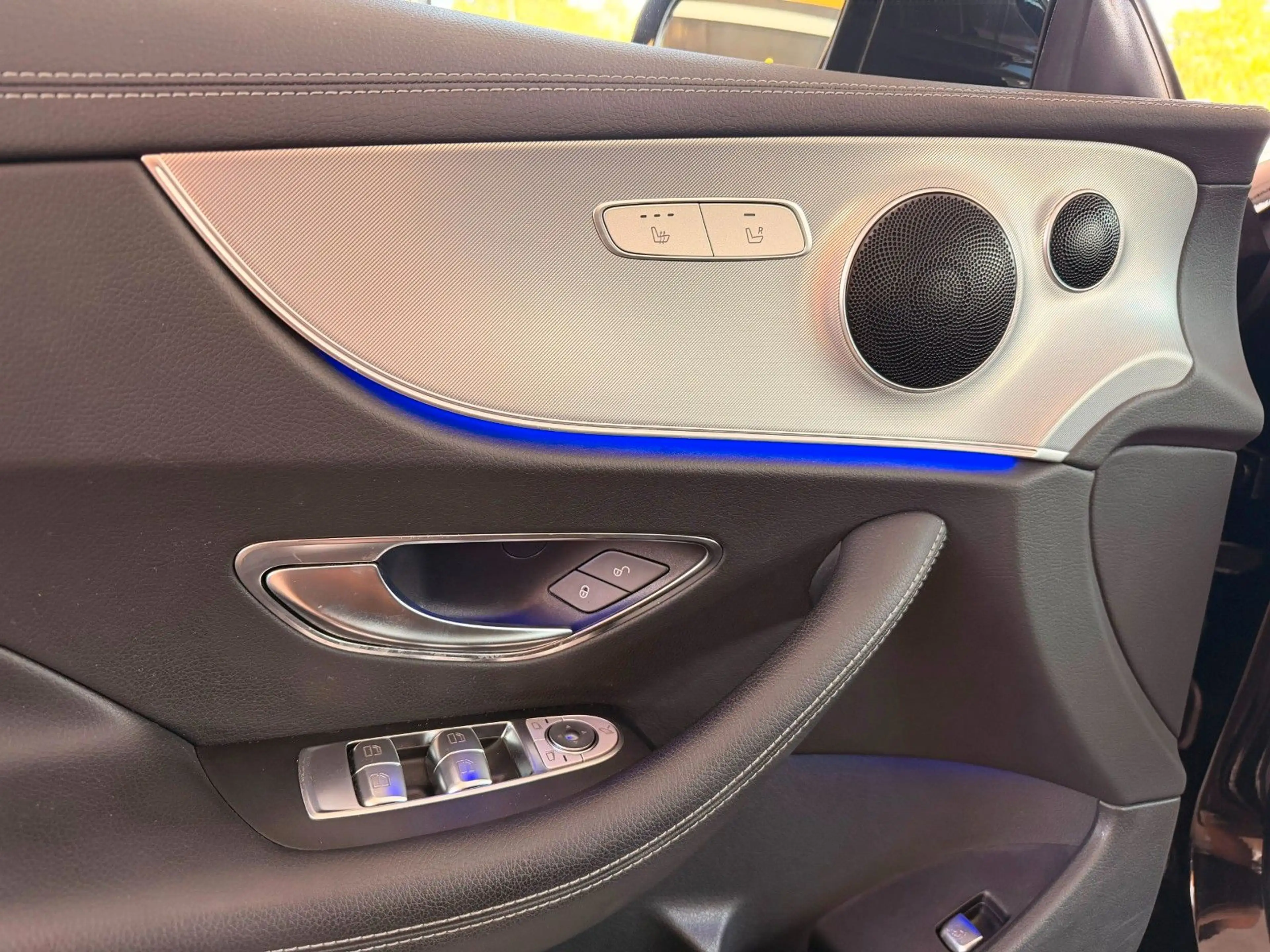 Mercedes-Benz E 200 Cpe 2x AMG*Pano*Comand*LED*Ambient*RFK*20" — photo 11