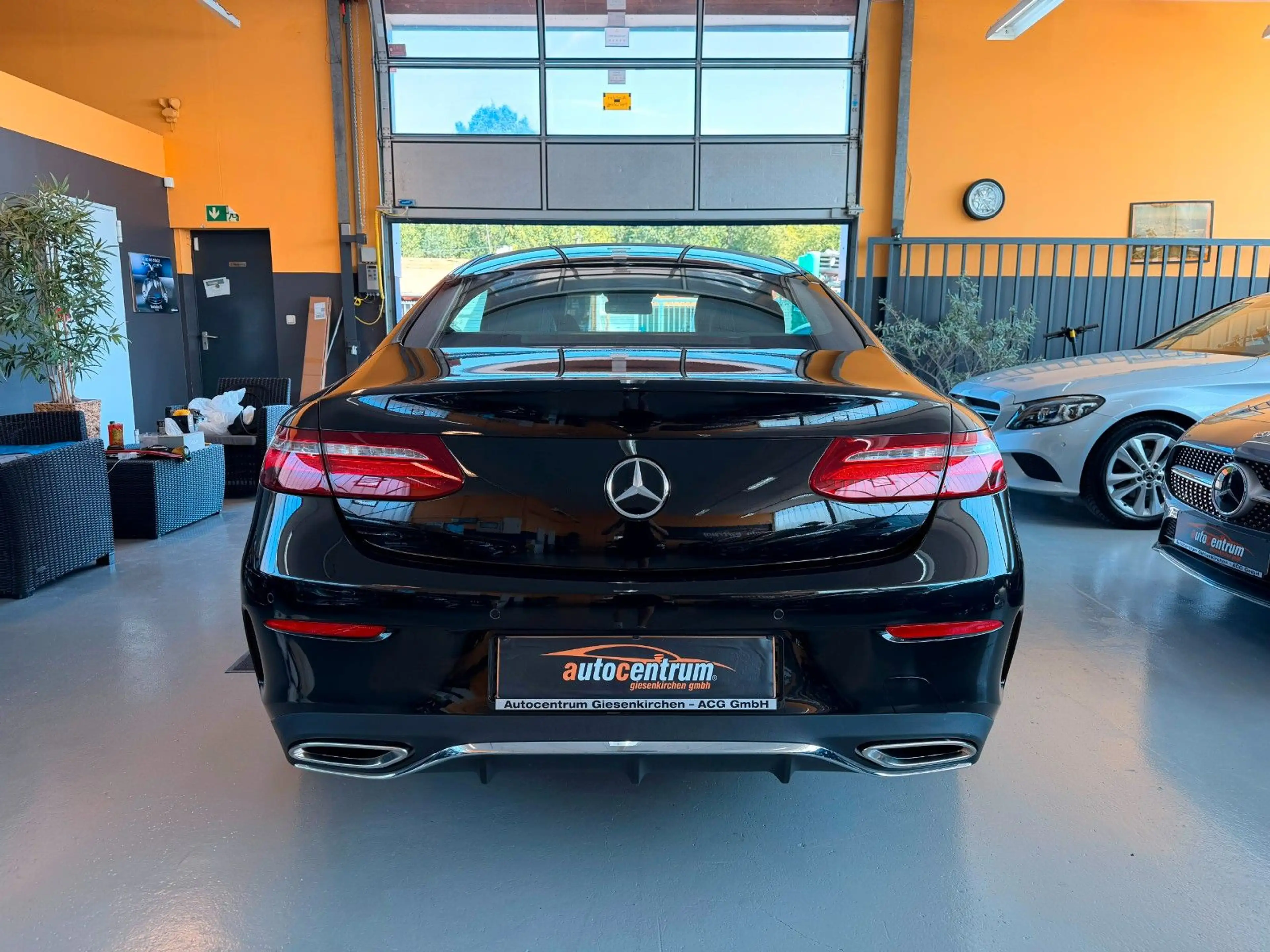Mercedes-Benz E 200 Cpe 2x AMG*Pano*Comand*LED*Ambient*RFK*20" — photo 5