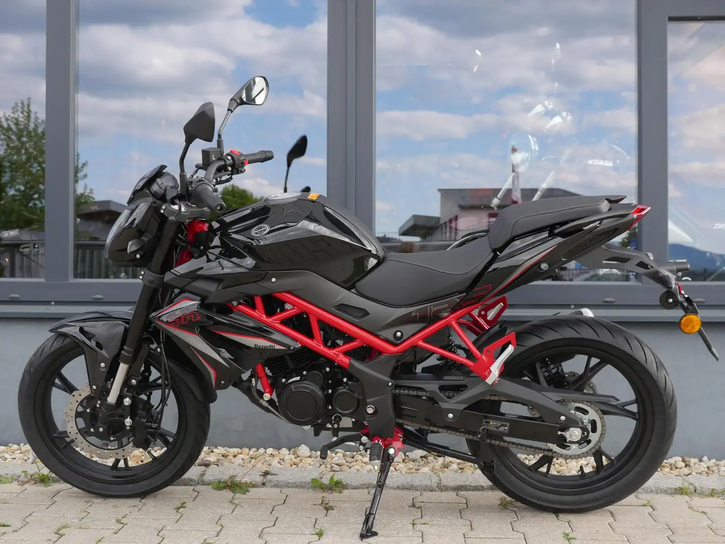 Benelli BN 125 BN - 2025 - Schwarz/Rot - 2