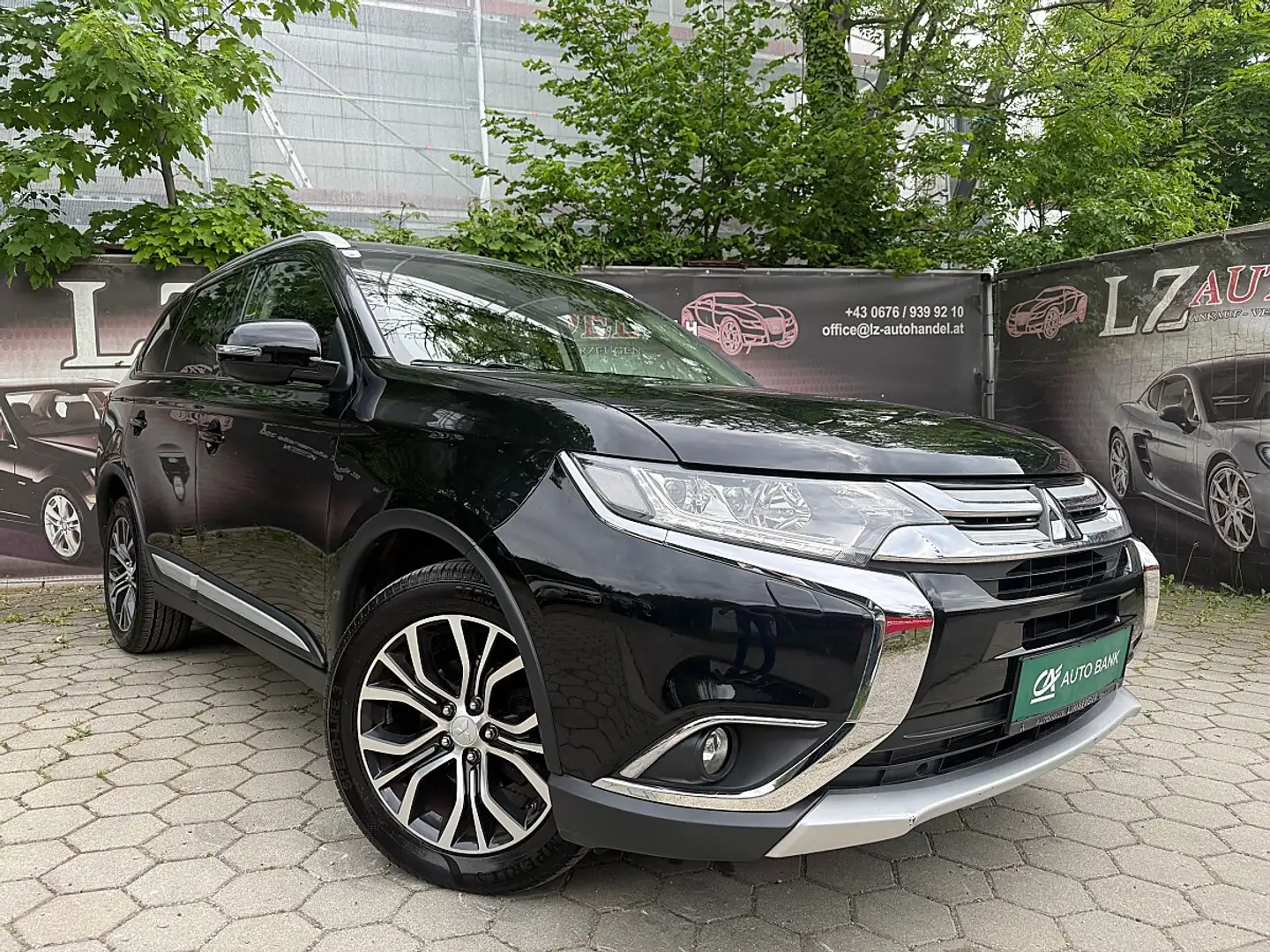 Mitsubishi Outlander 2.2 DI-D Intense + Connect 4WD 7.Sitzer Schwarz - 1