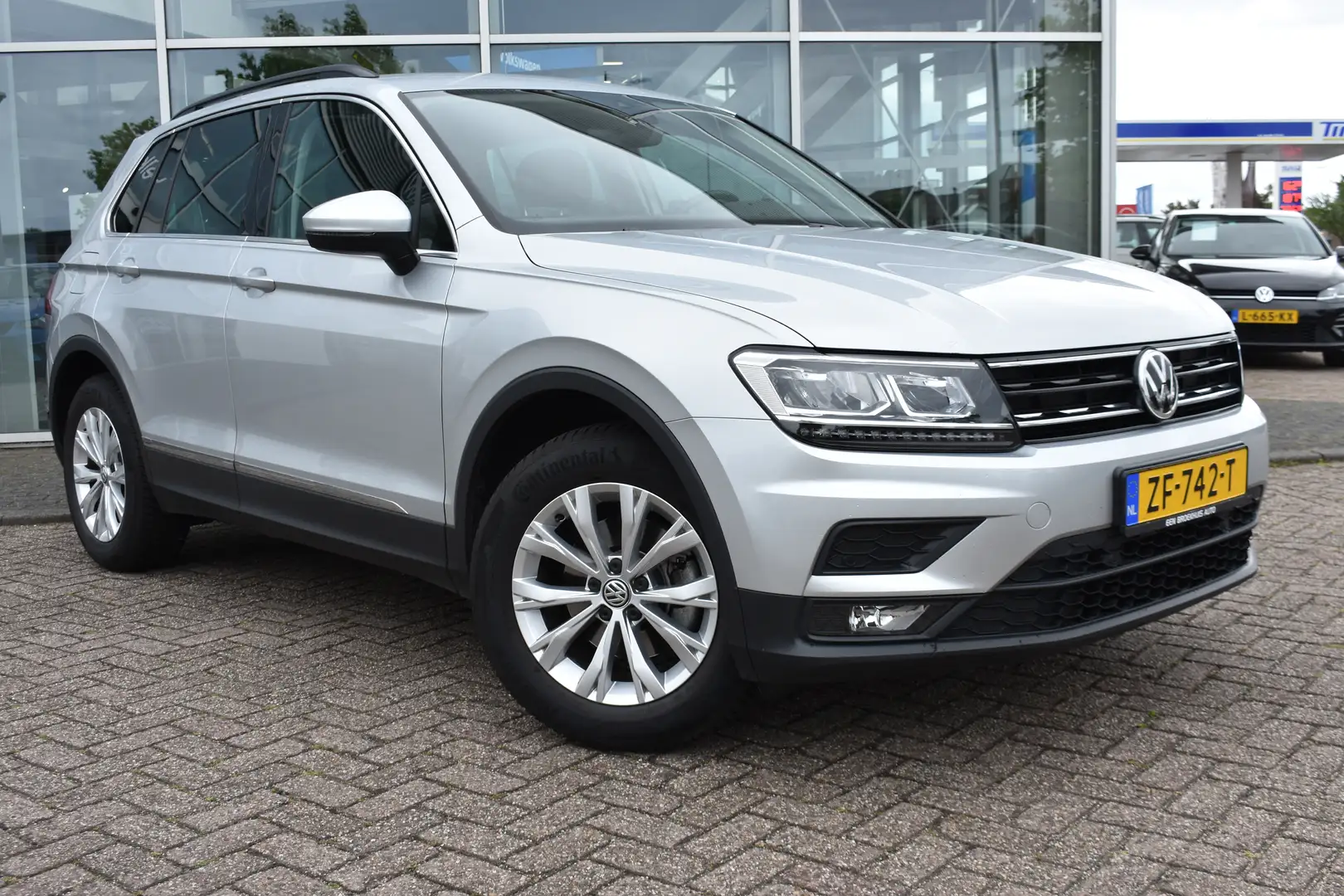 Volkswagen Tiguan 130PK 1.5 TSI Comfortline | NAVIGATIE | ALL SEASON Grijs - 2