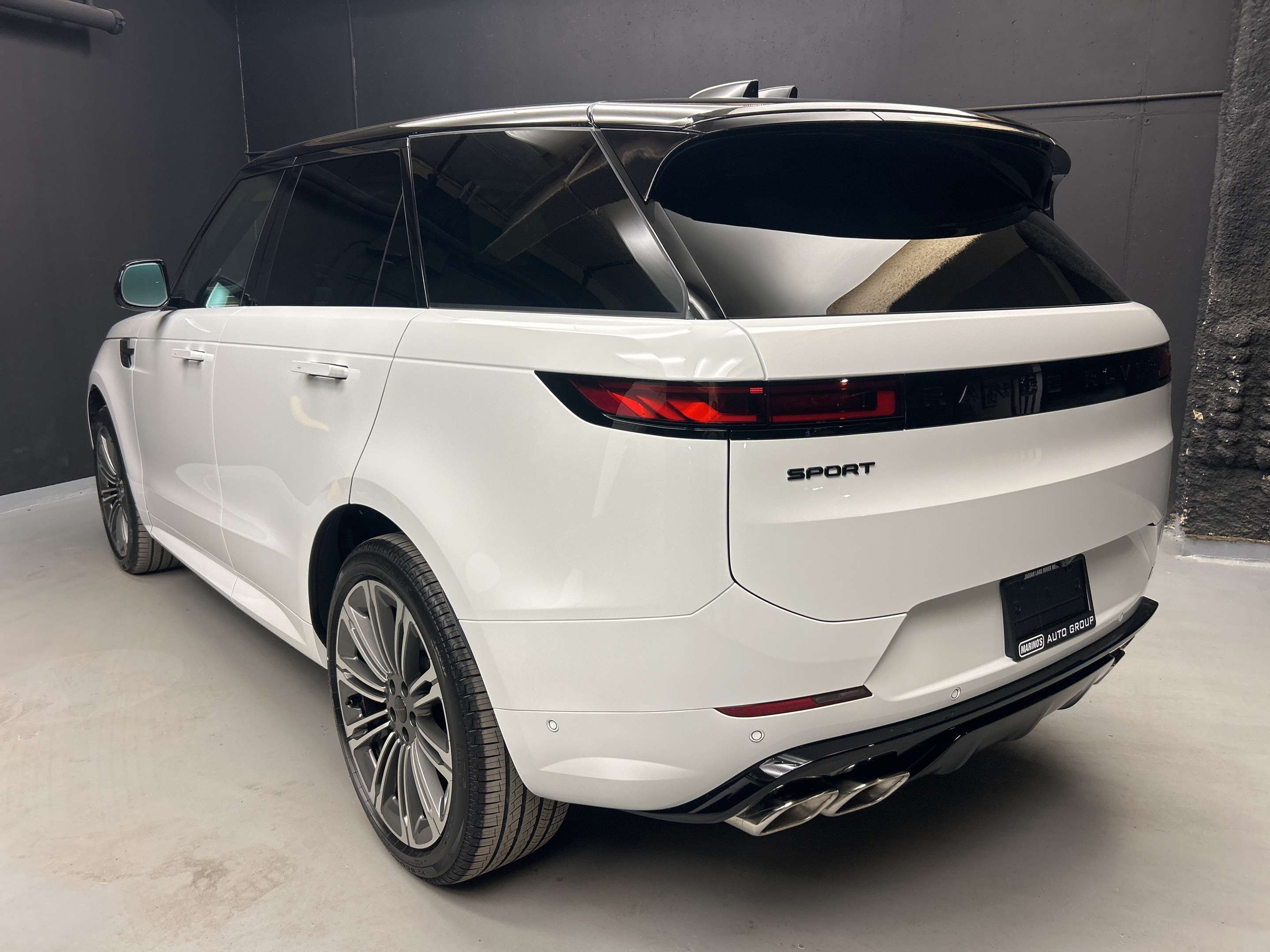 2026 Land Rover Range Rover Sport Dynamic SE alt 4