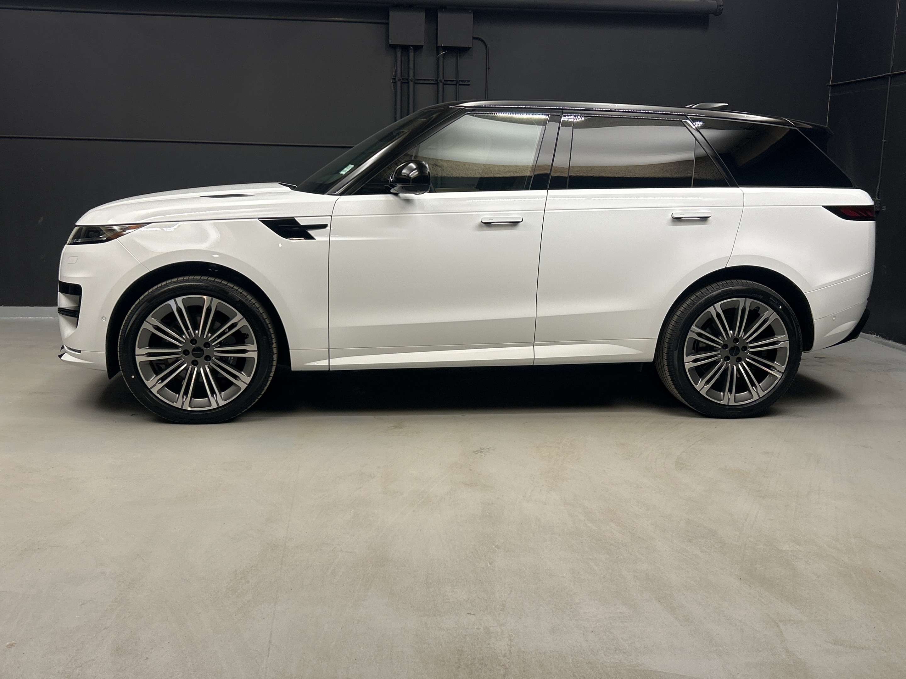 2026 Land Rover Range Rover Sport Dynamic SE alt 3