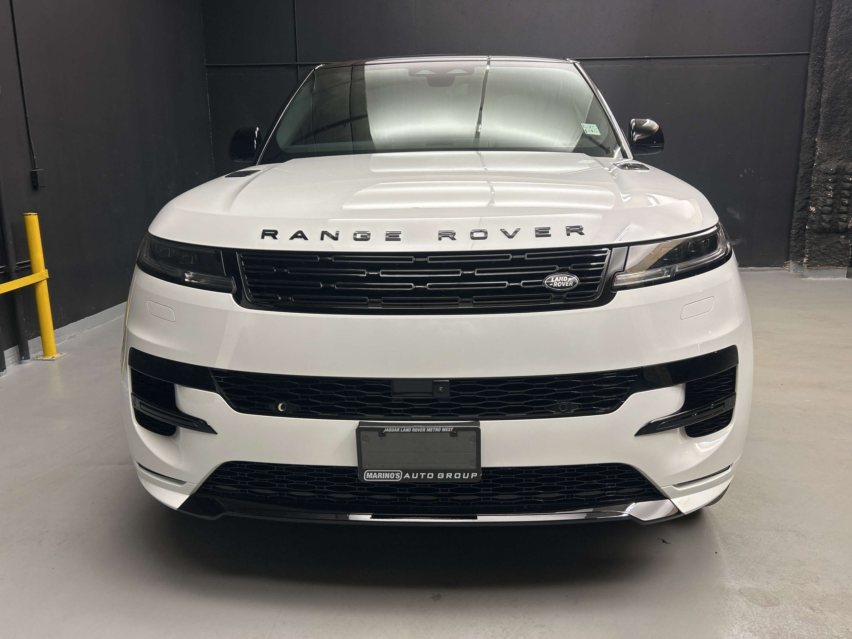 2026 Land Rover Range Rover Sport Dynamic SE alt 2