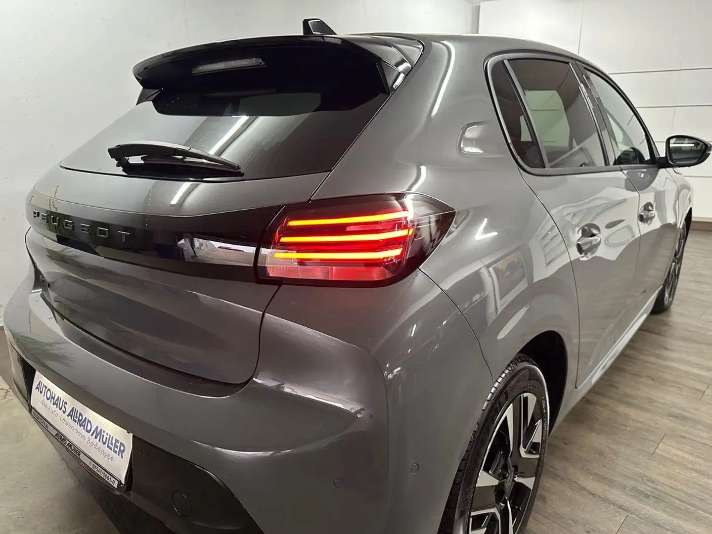 Peugeot 208 Allure 1.2 PT 100 360'Kamera+SHZ+NAVI+KEYless Grau - 2