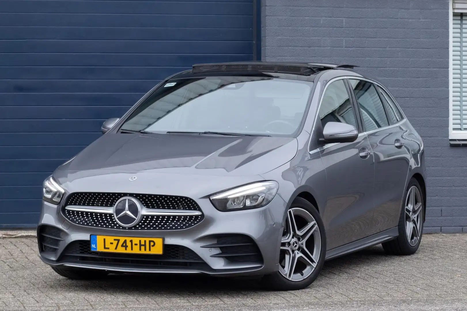 Mercedes-Benz B 180 180d Launch Edition Premium AMG Widescreen Grijs - 1