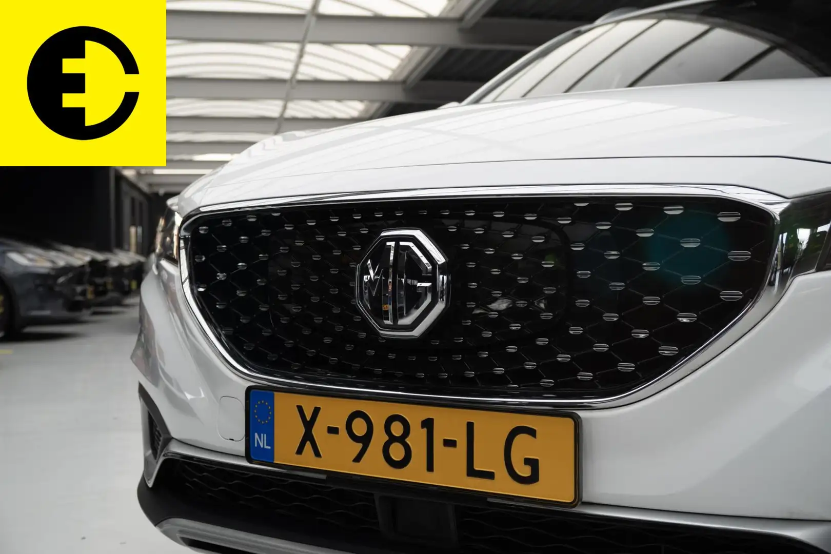 MG ZS EV Luxury 45 kWh | Stoelverwarming | Pano dak | Ap Wit - 2
