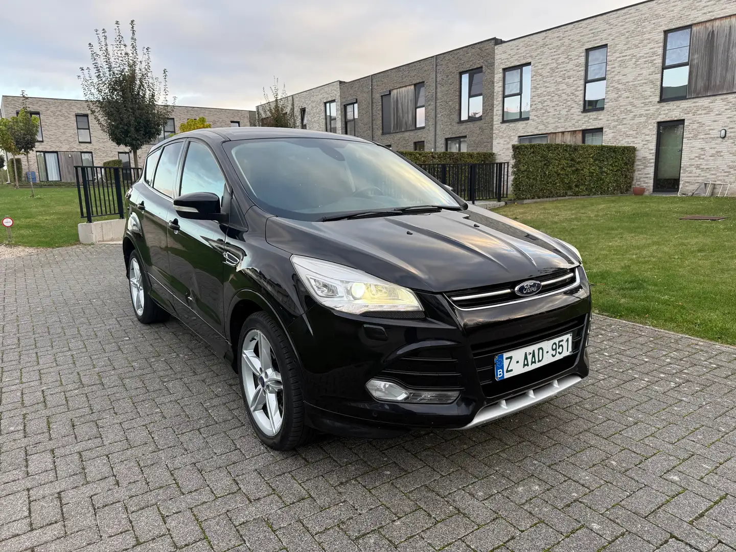Ford Kuga Kuga 2.0 TDCi ECO 4WD Titanium+ PS Zwart - 1