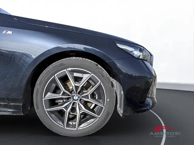 BMW 5 Series view 19