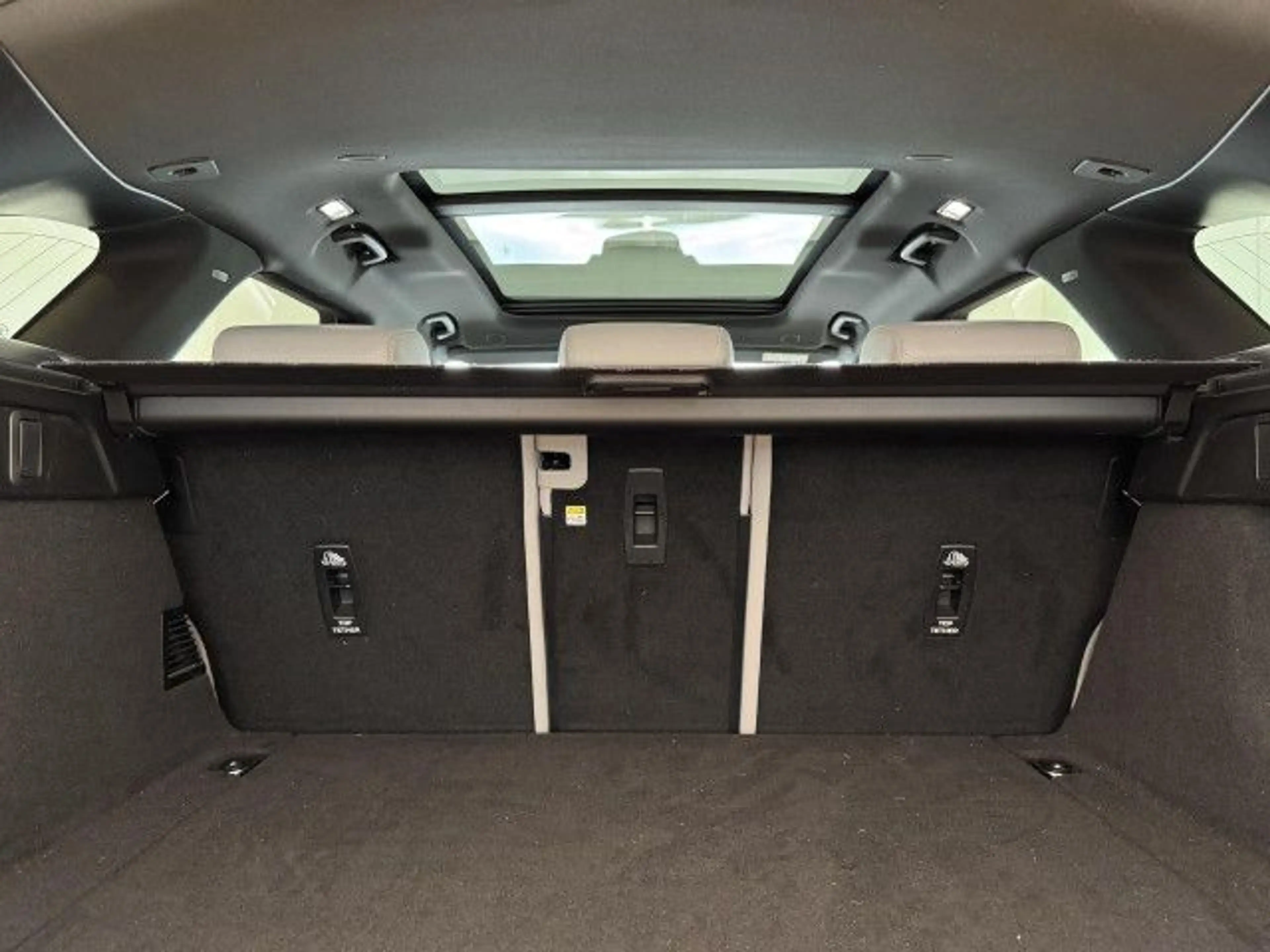 Land Rover Range Rover Velar D300 Dyn SE WinterPaket Pano 21" — photo 15