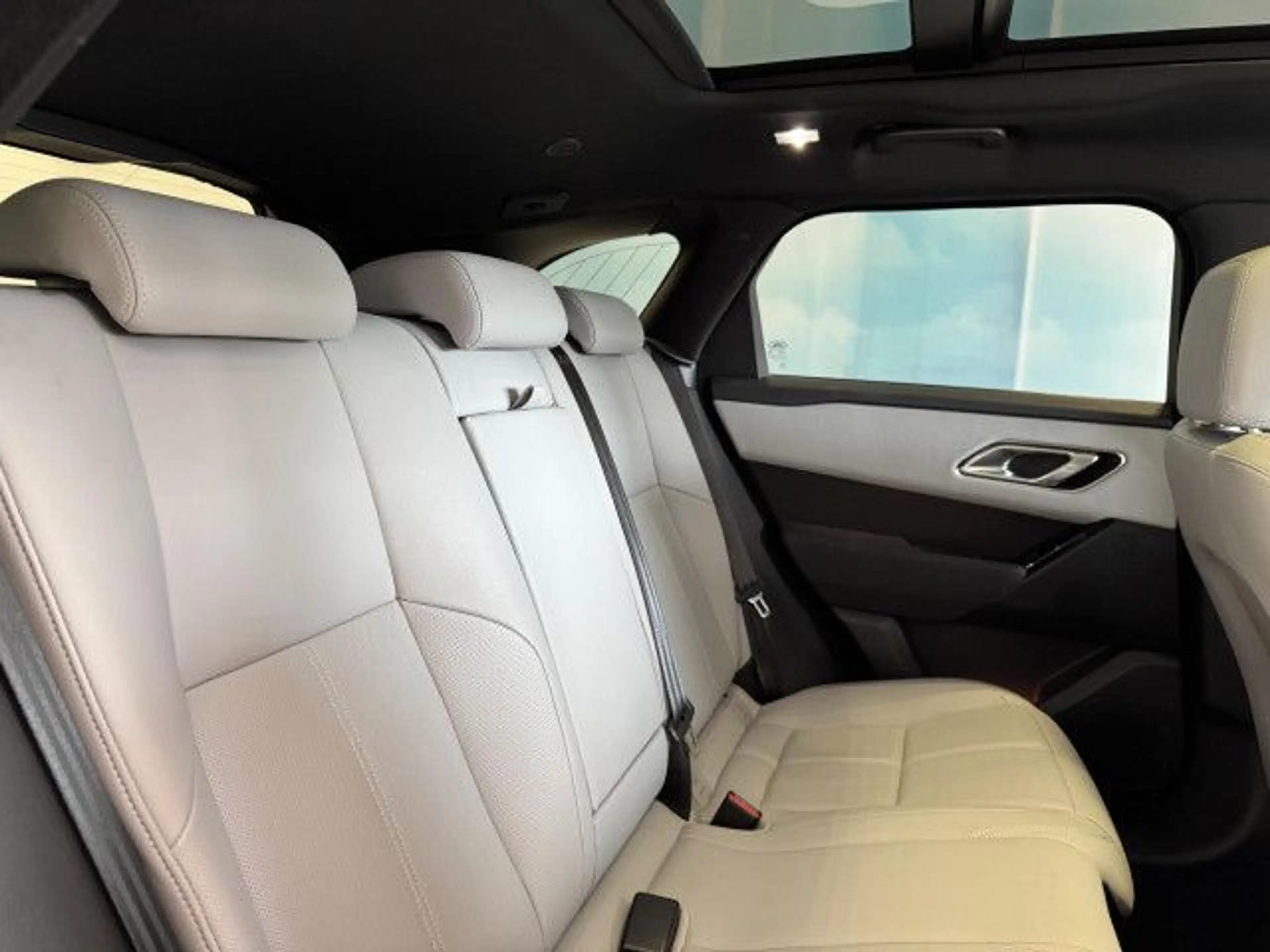 Land Rover Range Rover Velar D300 Dyn SE WinterPaket Pano 21" — photo 6