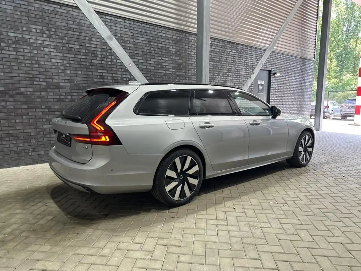 Volvo V90 T6 Plug-in hybrid Ultra Dark | Bowers&Wilkins | He Argent - 2