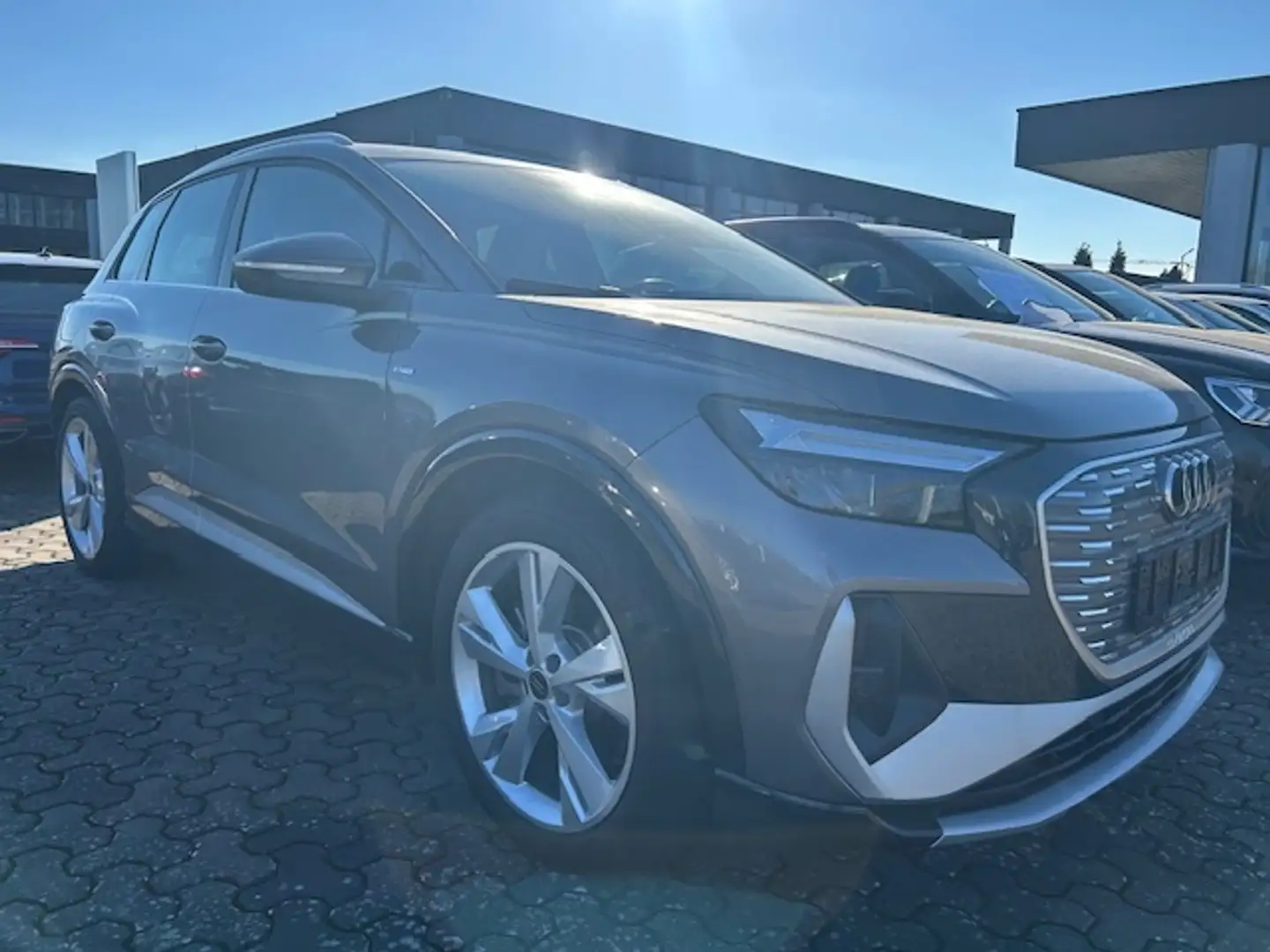 Audi 40 e-tron "S line", NP: 61.000 € Gris - 2