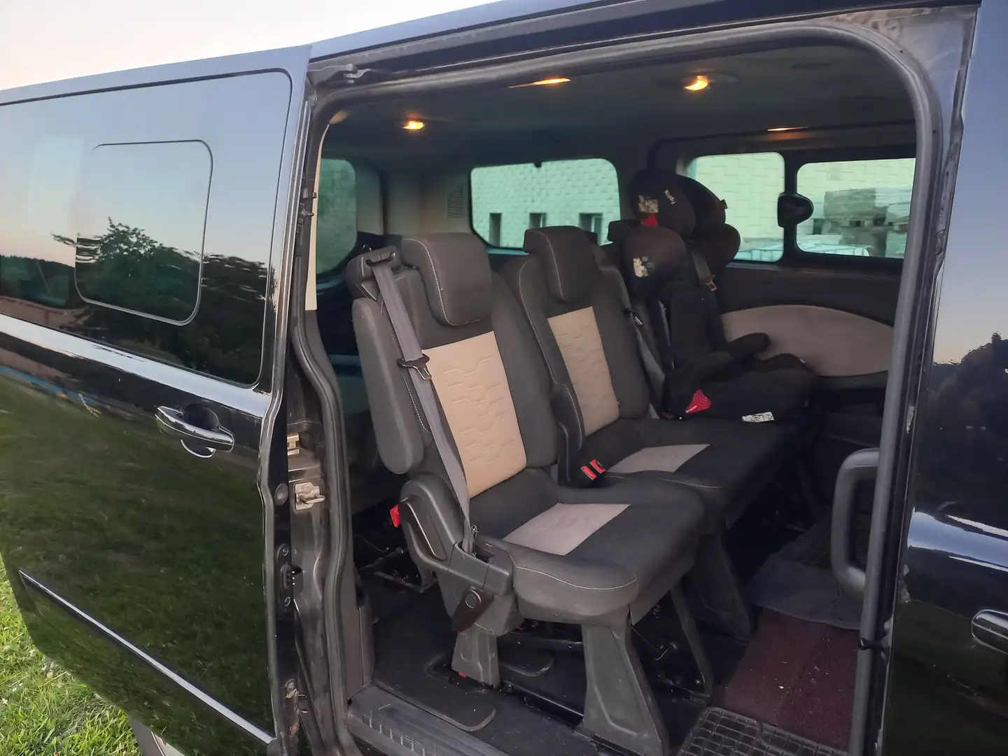 Ford Tourneo Custom Tourneo Custom L1H1 Titanium 2,2 TDCi Titanium Schwarz - 2