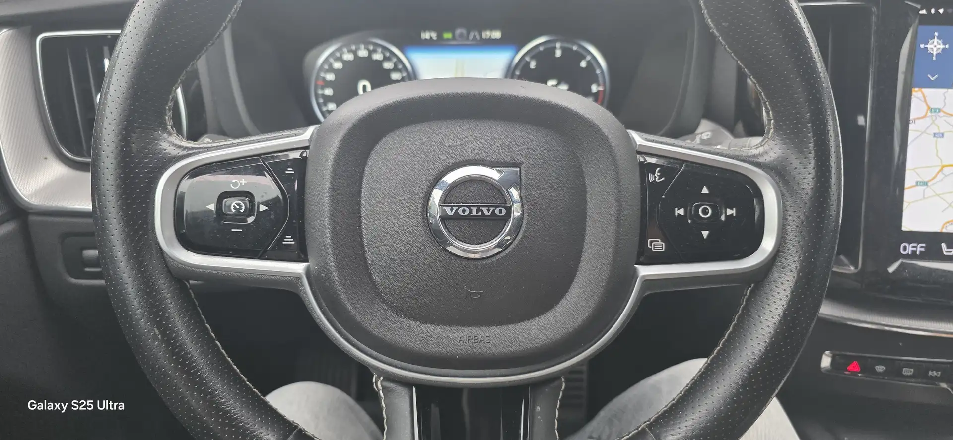 Volvo XC60 XC60 D3 AdBlue 150 ch R-Design Noir - 1