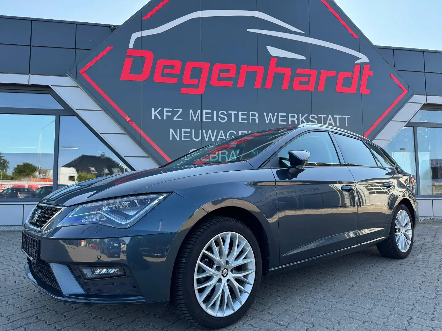 SEAT Leon ST Style 4Drive Pano Car Play AHK Virtual Gris - 1