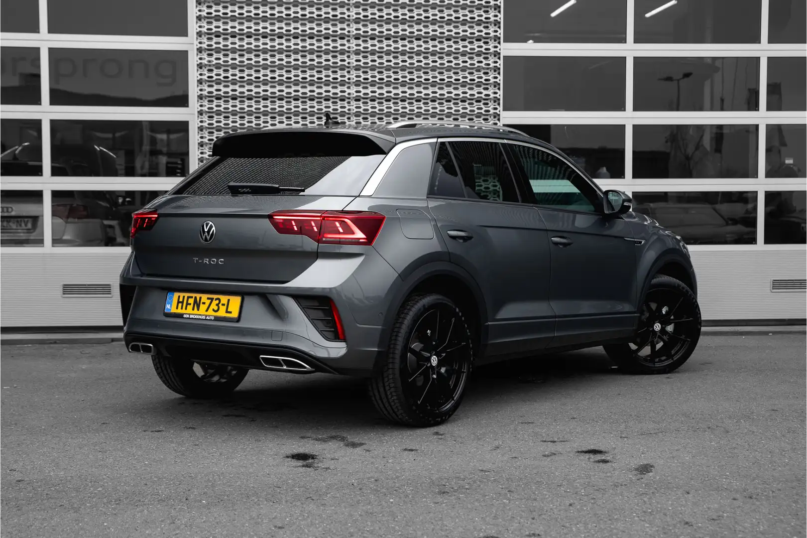 Volkswagen T-Roc 1.5 TSI DSG/Automaat R-Line Edition | Matrix LED | Grijs - 2