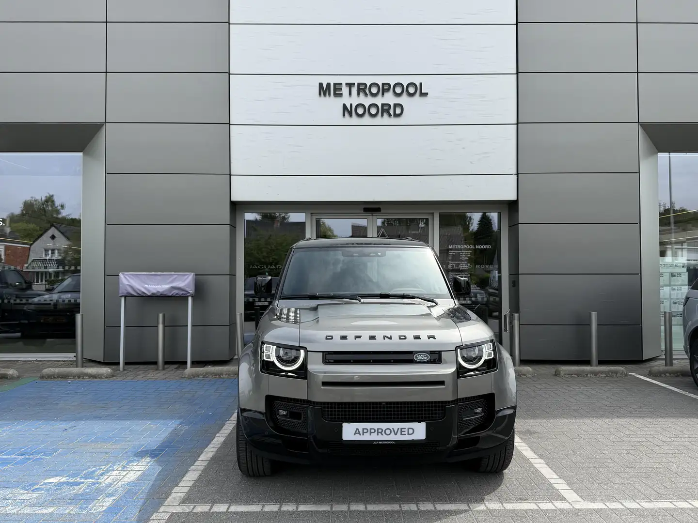Land Rover Defender X-Dynamic HSE P300e Beige - 2